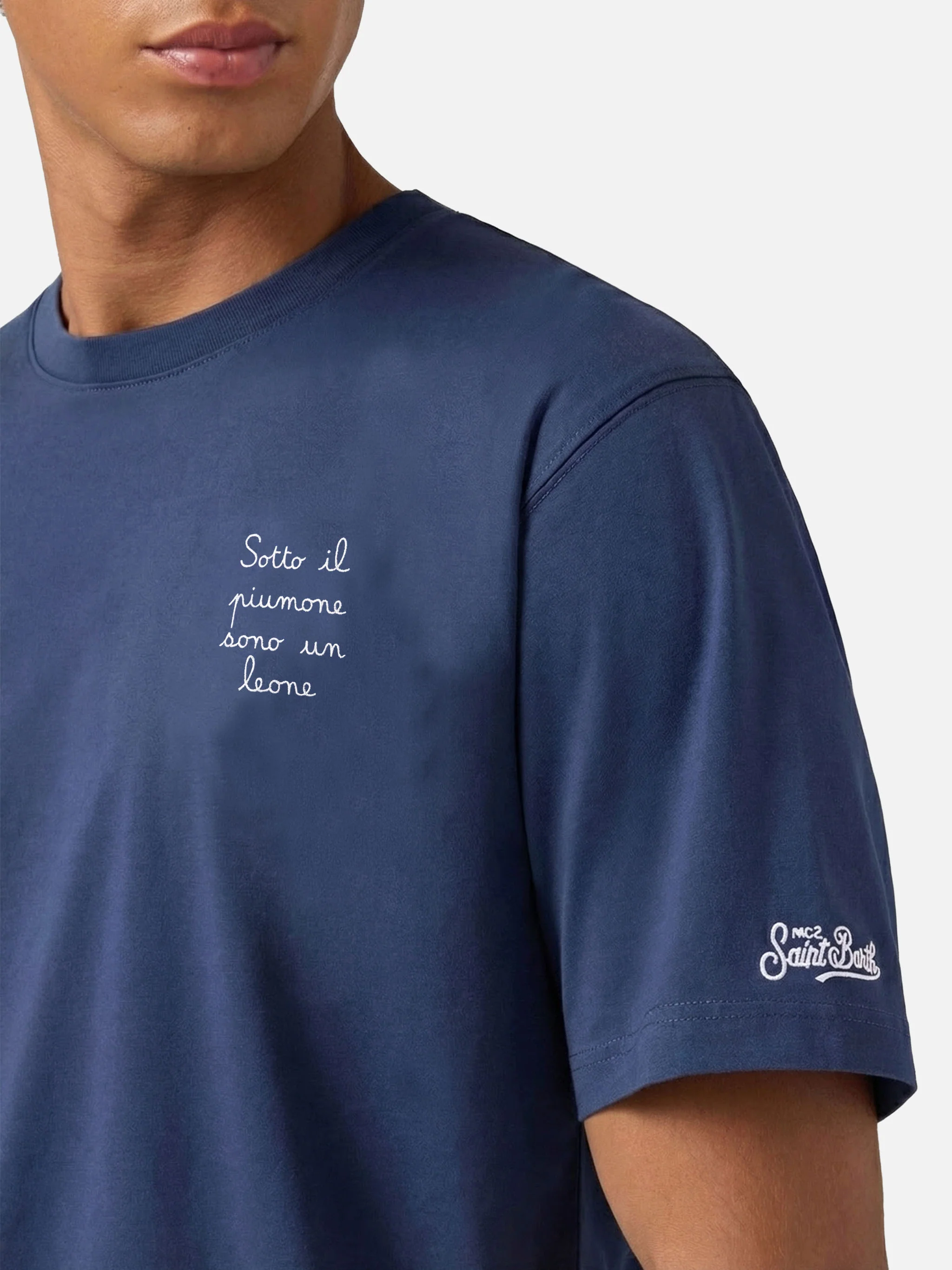 T-shirt Arnott in cotone blu con ricamo Sotto il Piumone sono un Leone - Image 2