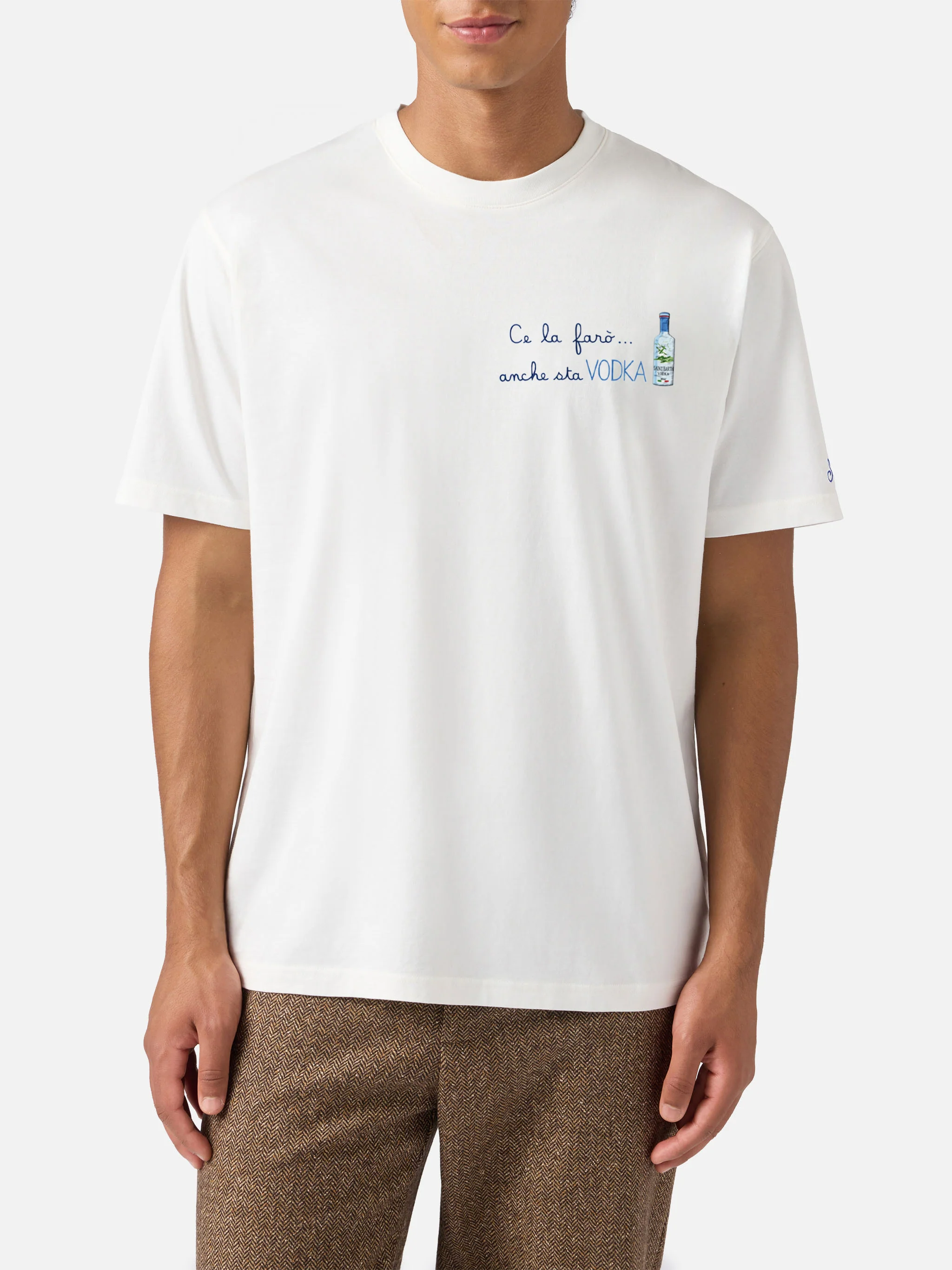 T-shirt Arnott in cotone bianco con ricamo Ce la farò anche sta Vodka - Image 3