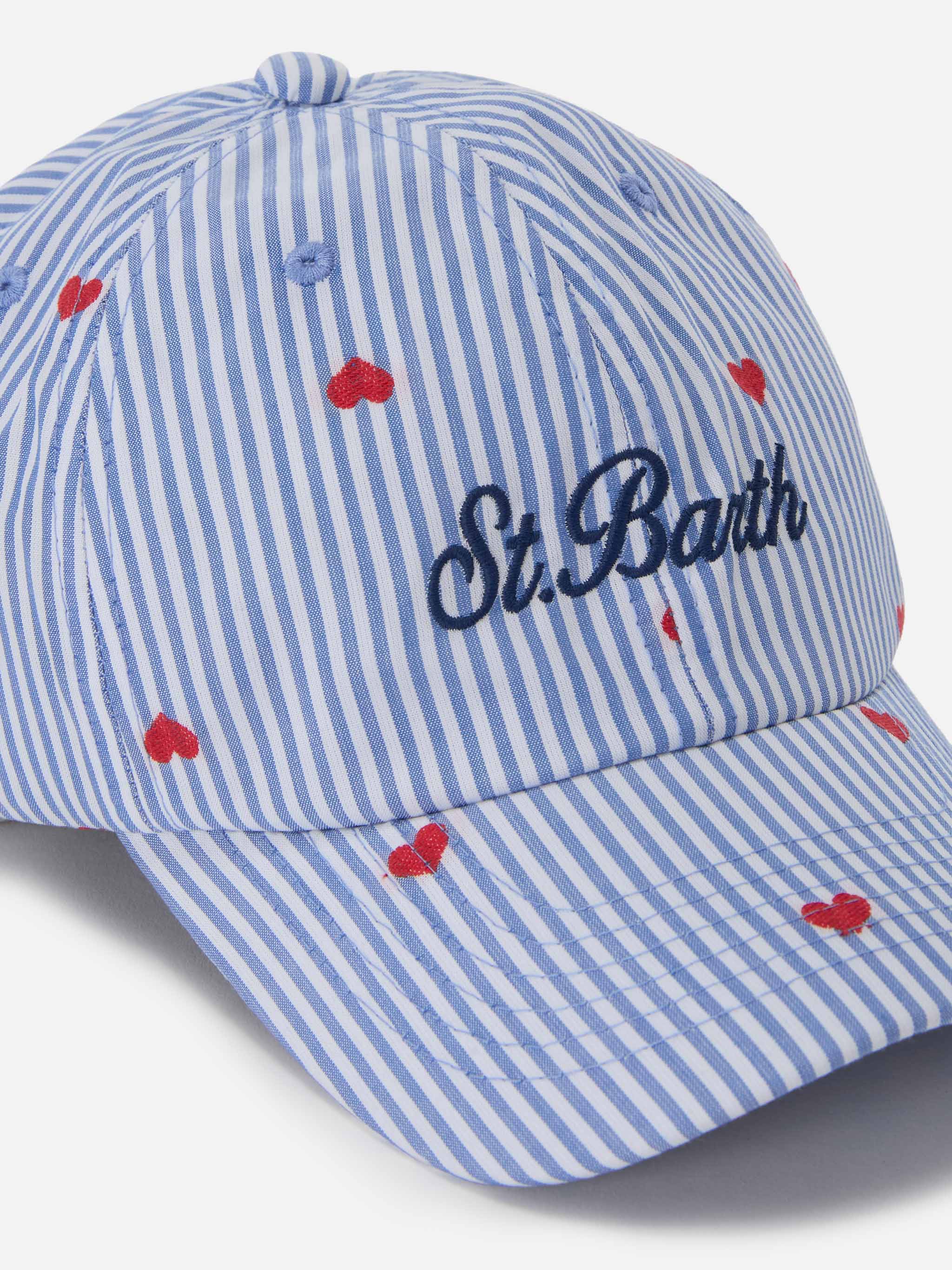 Cappellino Baseball con visiera in cotone a righe azzurre e bianche con cuori ricamati - Image 2