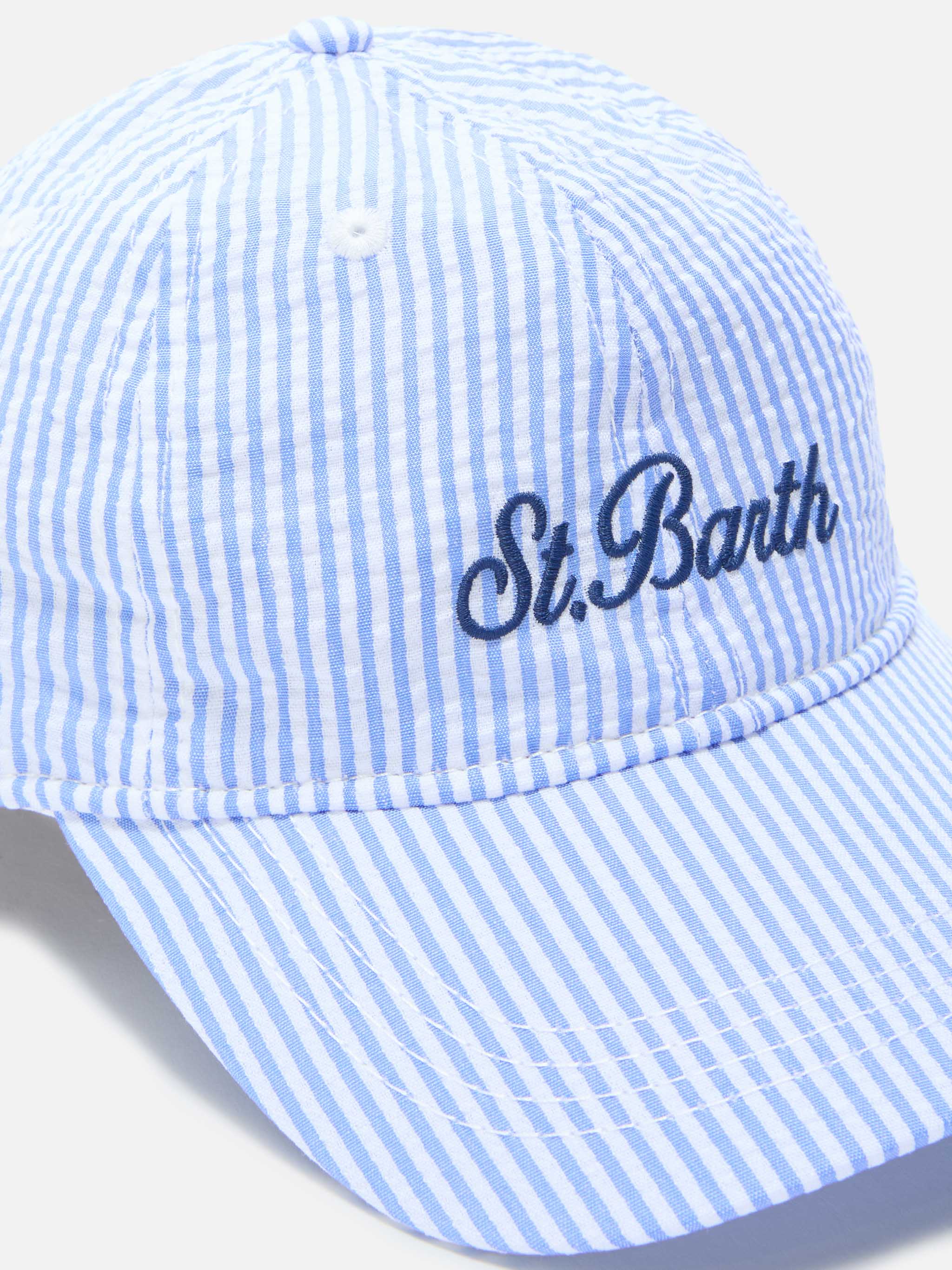 Cappellino Baseball con visiera in cotone seersucker a righe azzurre e bianche - Image 2