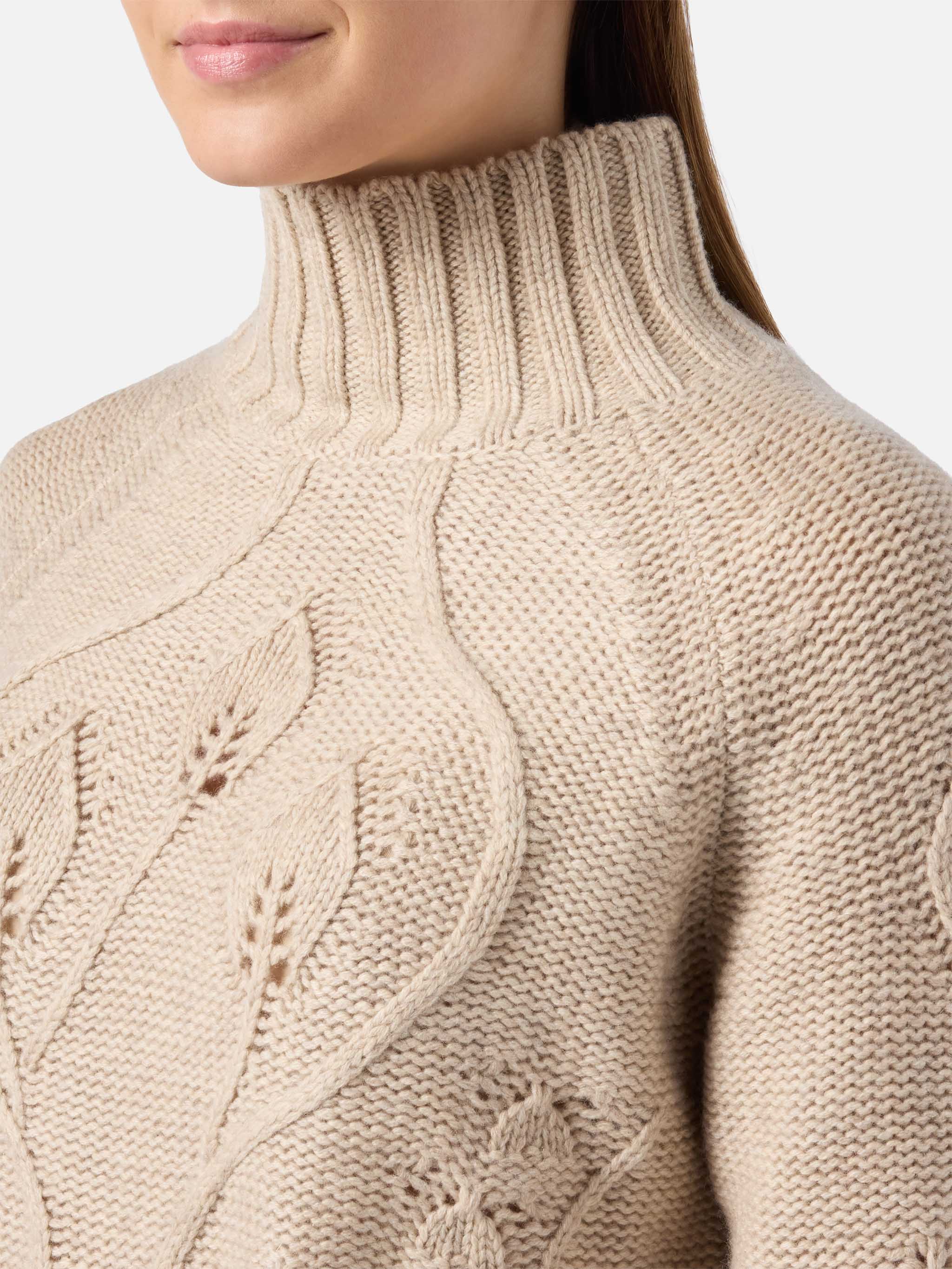 Maglia beige a collo alto Alais in misto cashmere con fiori 3D - Image 2