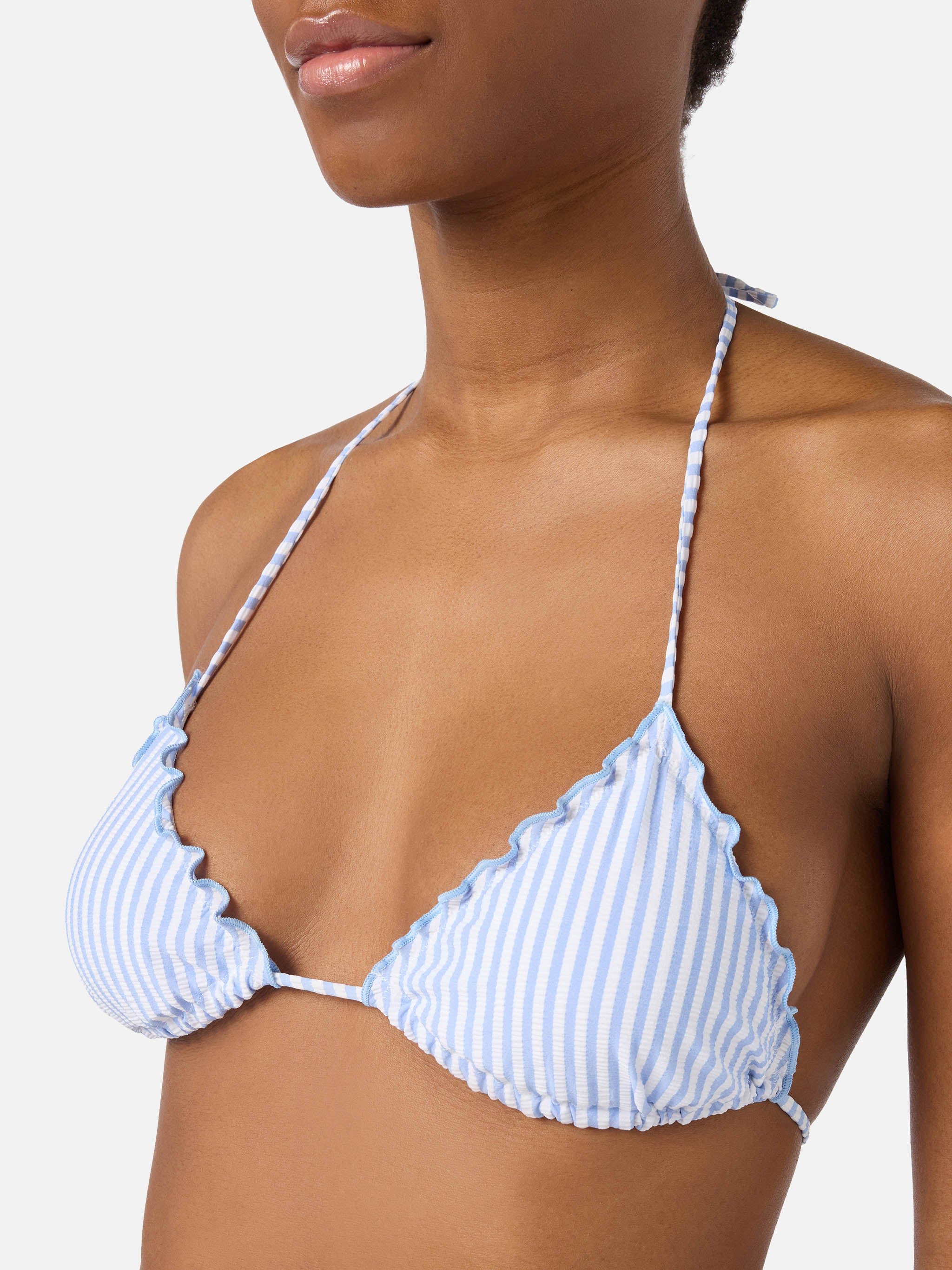 Bikini Sarius triangolo in seersucker a righe bianche e azzurre - Image 3