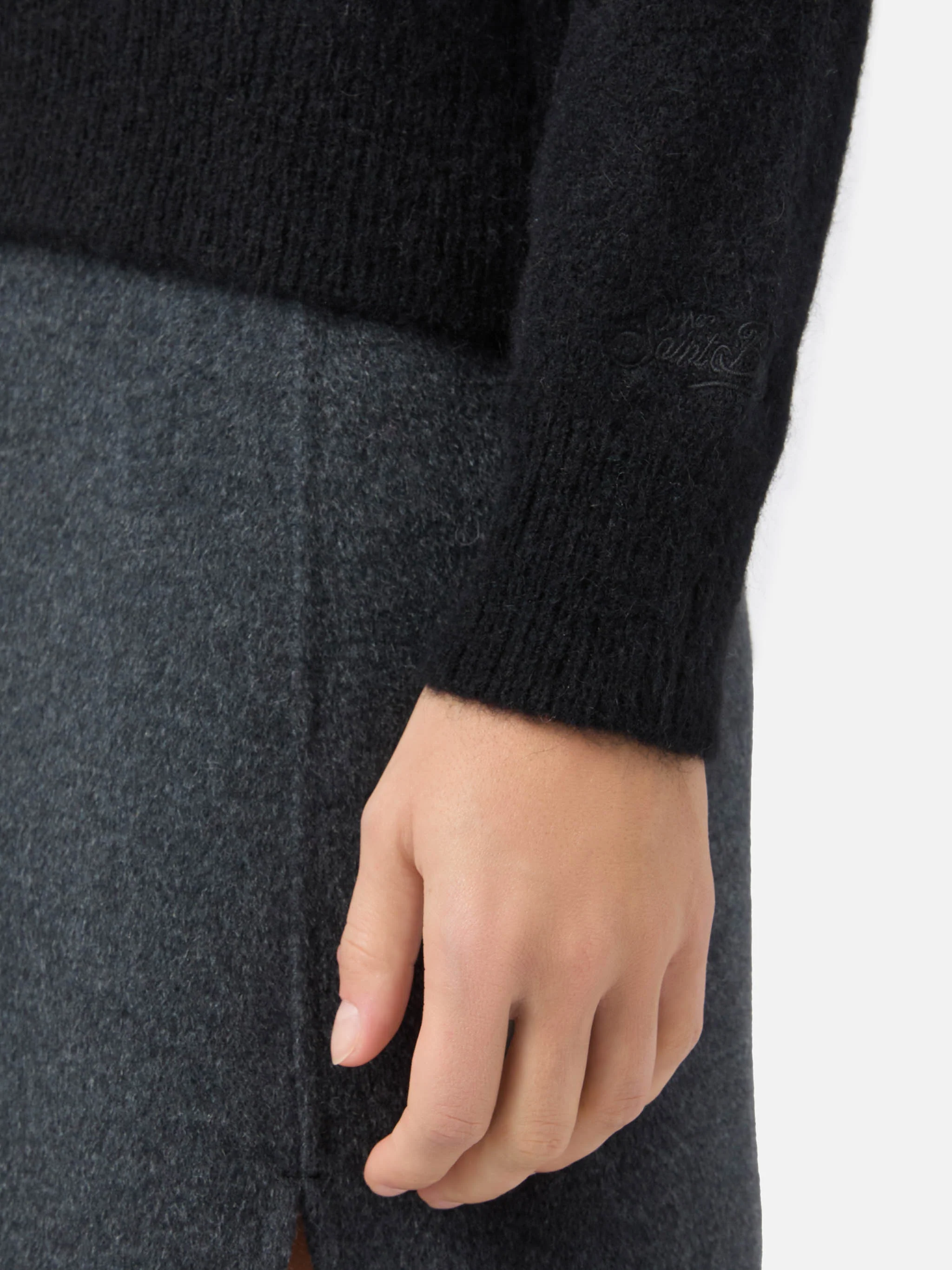 Maglione nero Levine con fiocco, colletto e applicazione perle - Image 4