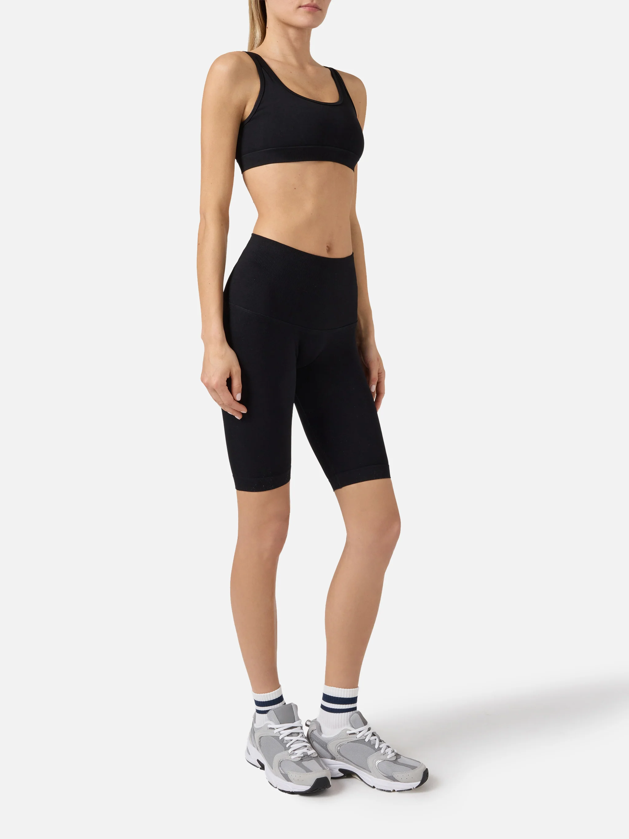Leggings corti sportivi Vega in tessuto tecnico nero - Image 3