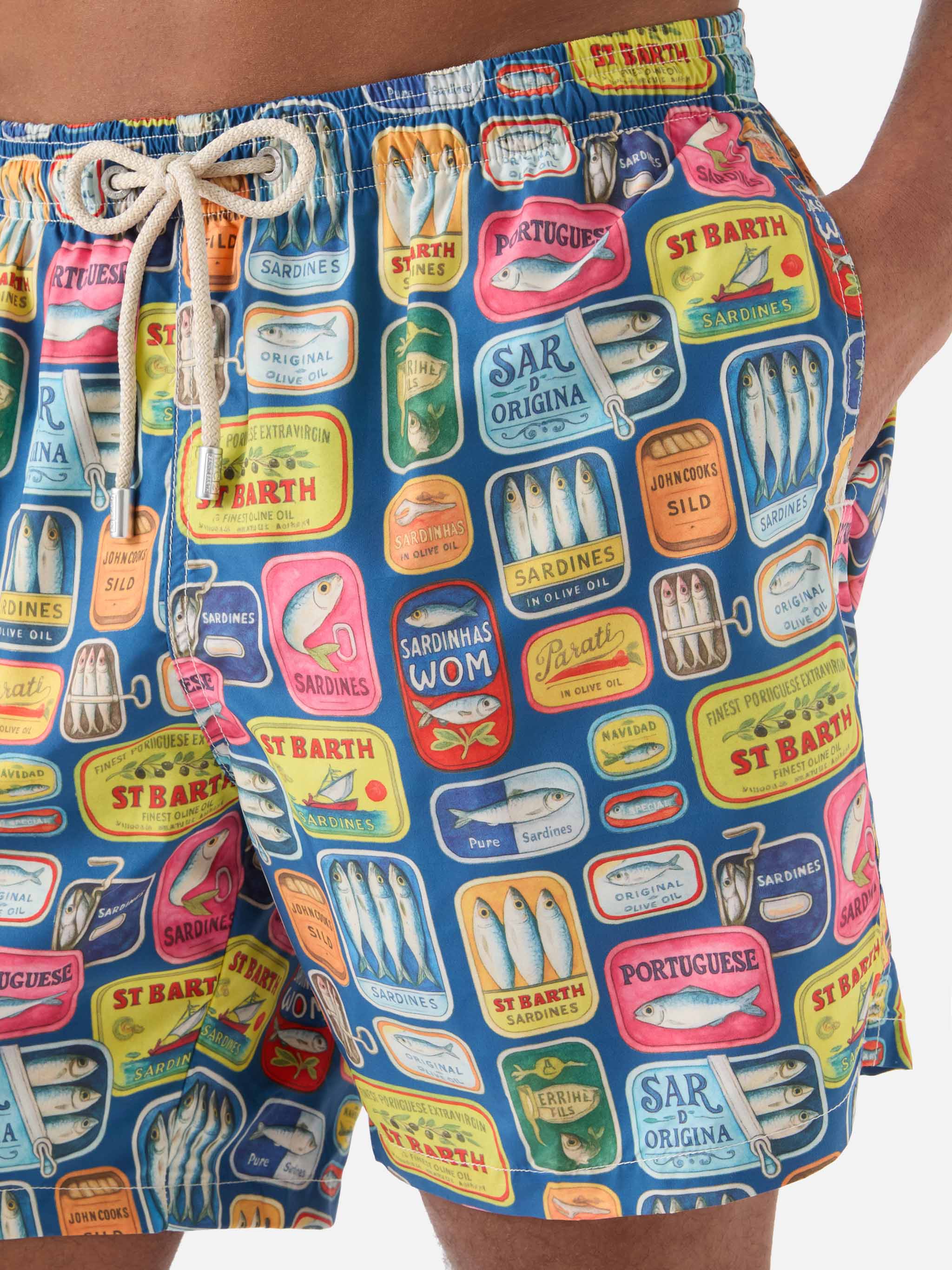 Costume mare Lighting blu con stampa lattine di sardine all-over - Image 4