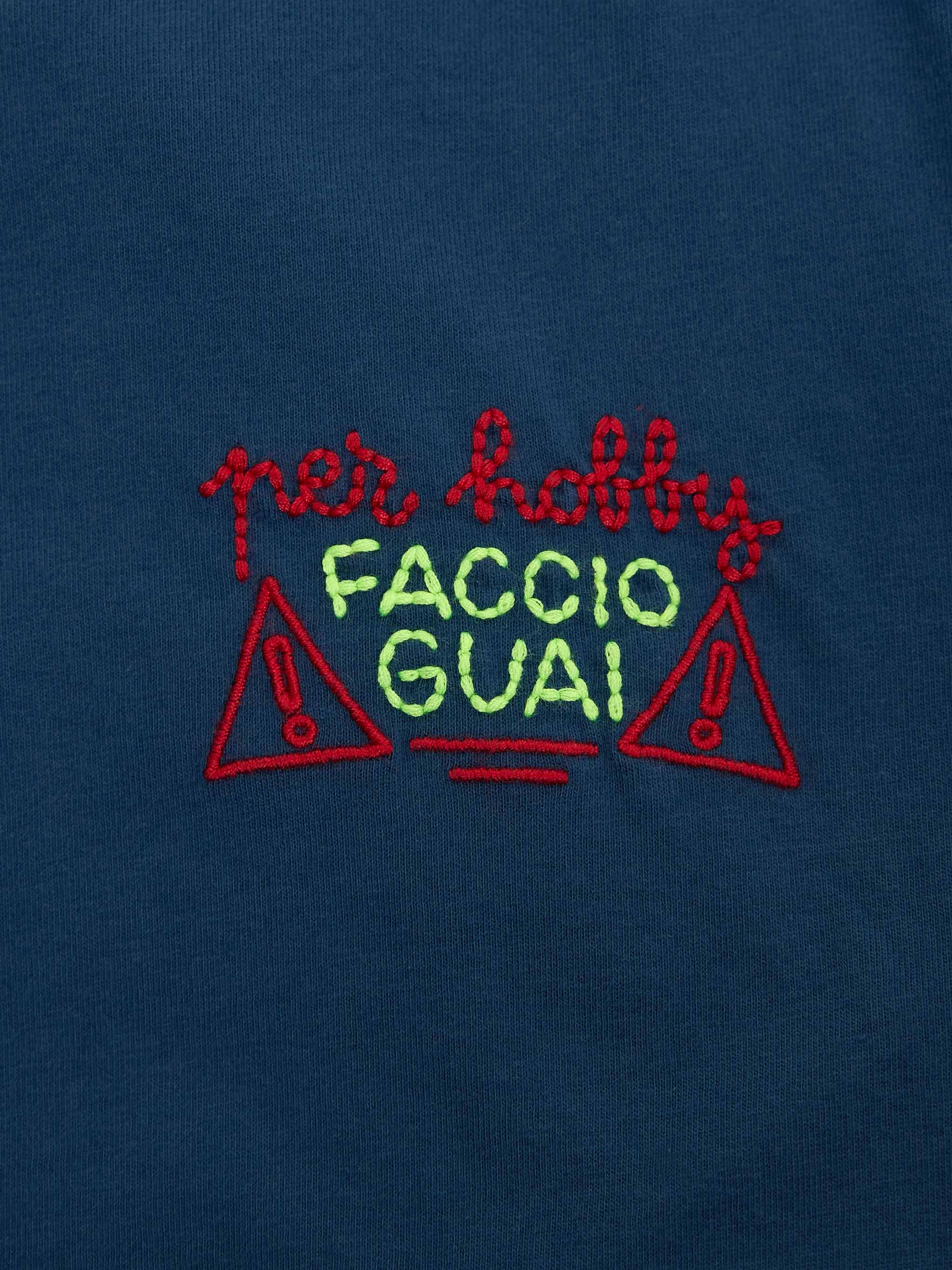 T-shirt da bambino in jersey di cotone Portofino Jr con ricamo Per hobby faccio guai | EDIZIONE SPECIALE INSULTI LUMINOSI - Image 2