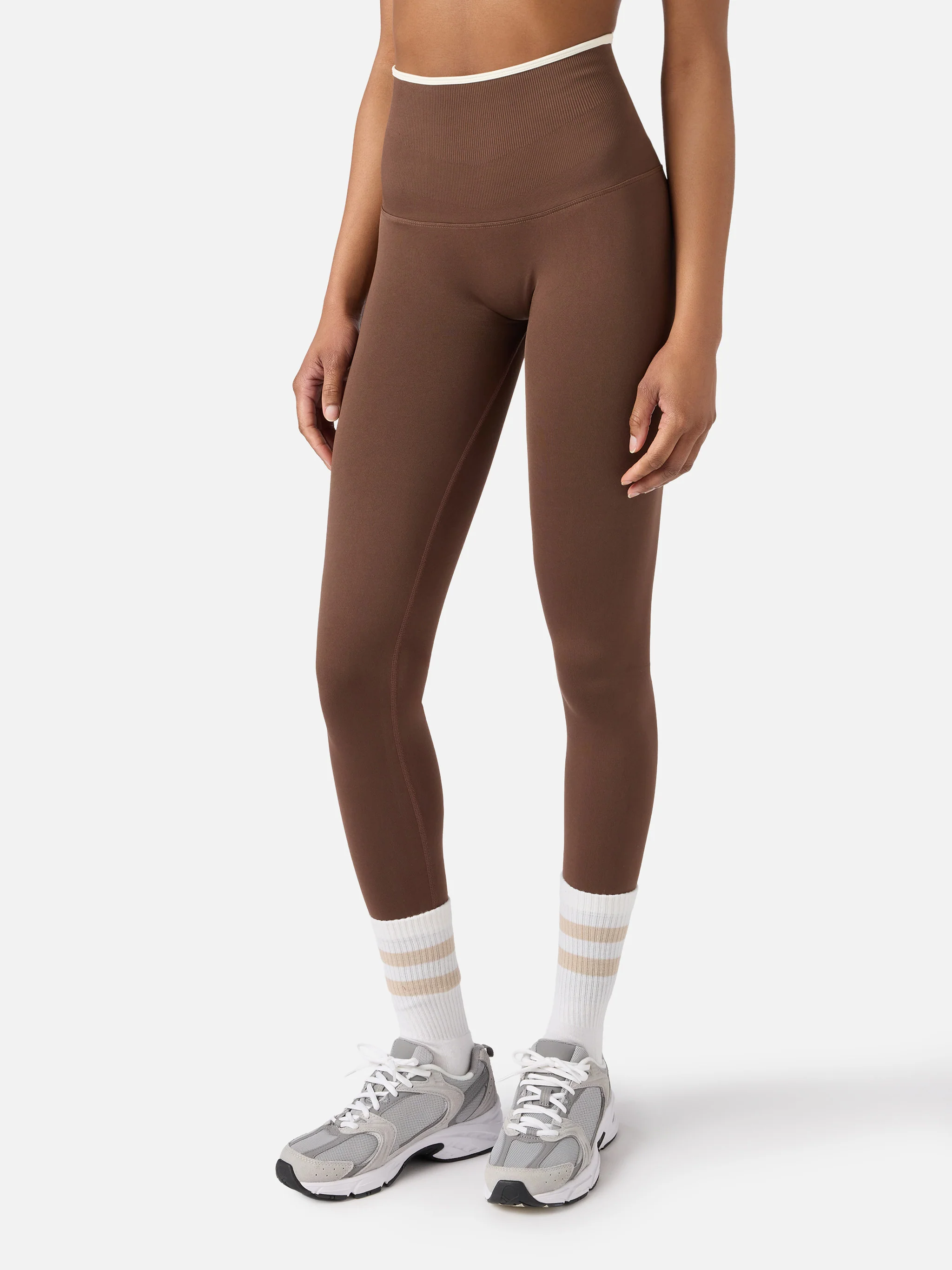 Leggings sportivi Vega in tessuto tecnico marrone con bordo a contrasto - Image 2