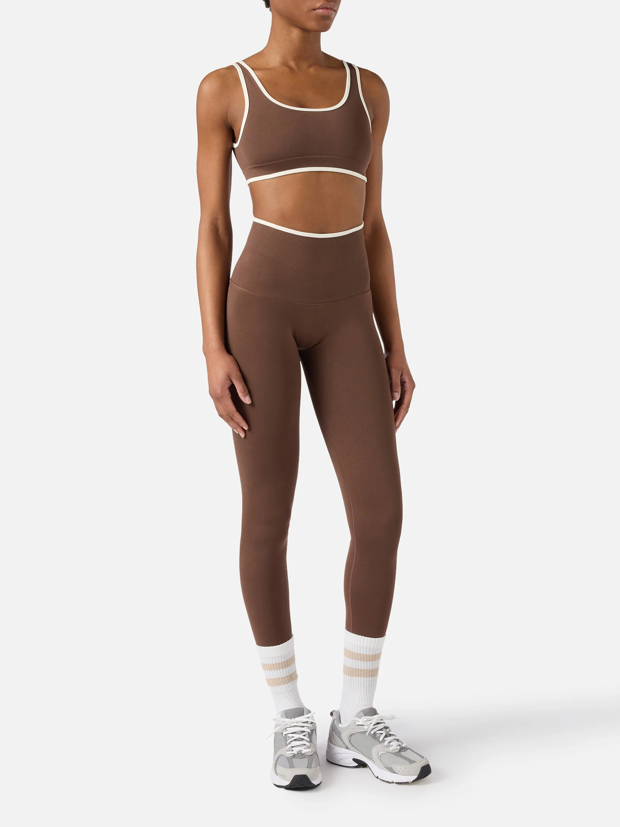 Leggings sportivi Vega in tessuto tecnico marrone con bordo a contrasto - Image 3