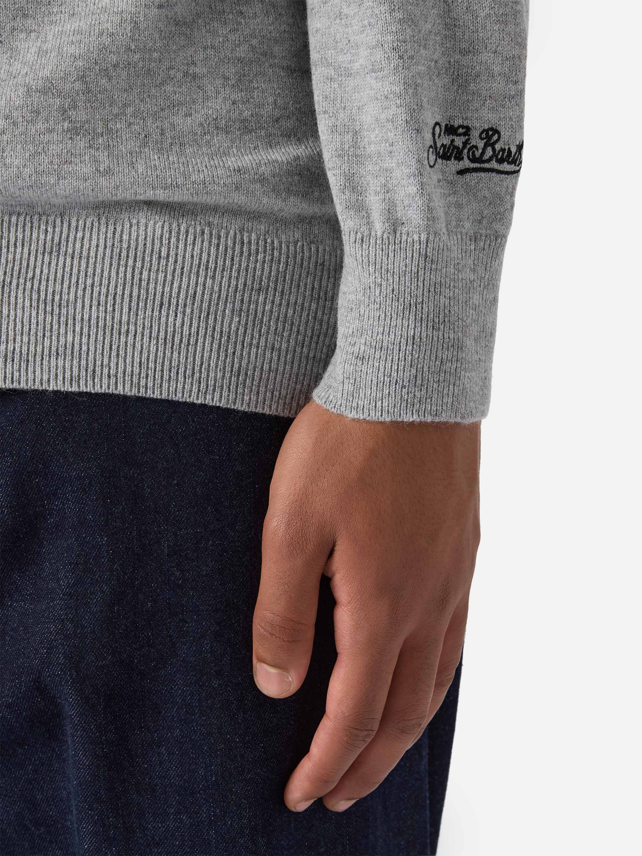 Maglione a girocollo Heron Light con ricamo Nella vita ci vuole classe - Image 3