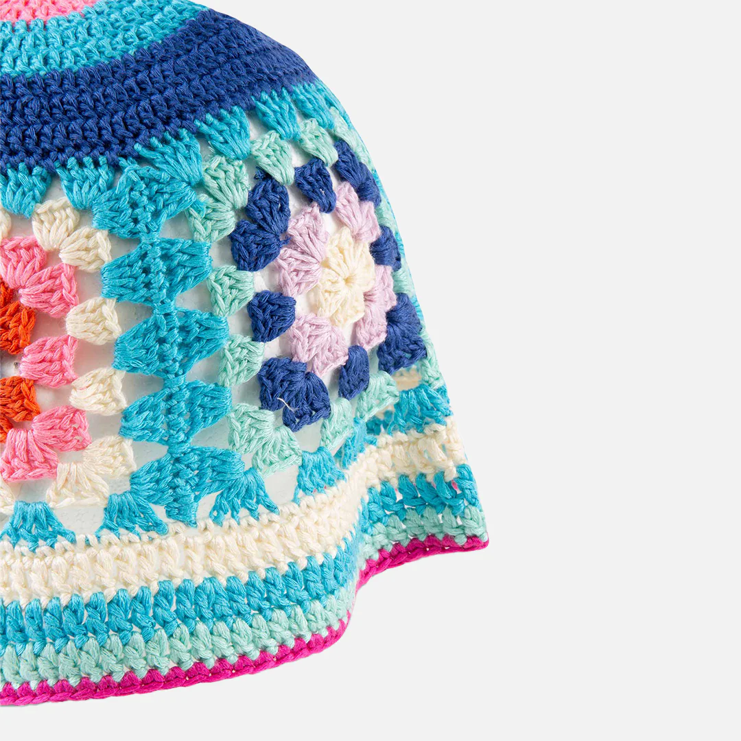 Cappello cloche in crochet su base azzurra - Image 2