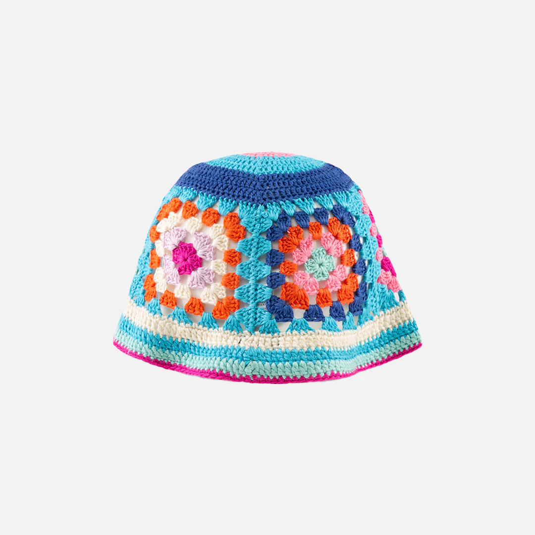 Cappello cloche in crochet su base azzurra - Image 3