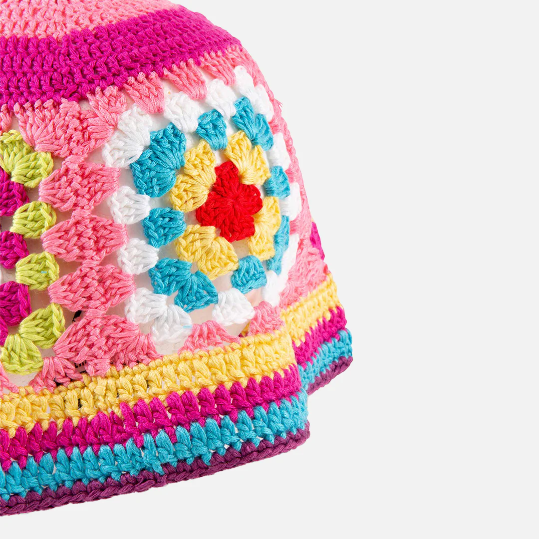 Cappello cloche crochet multicolor su base rosa - Image 2
