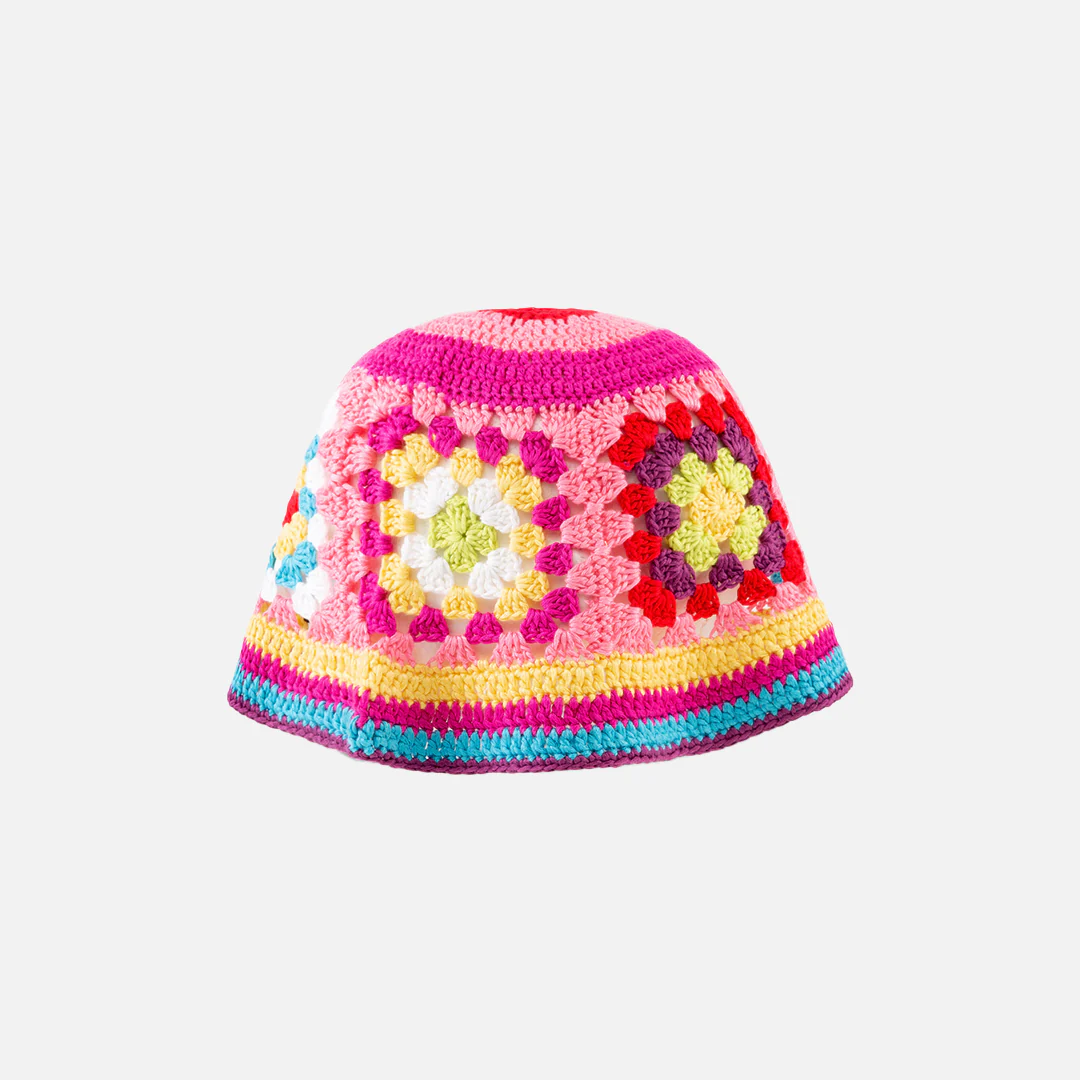 Cappello cloche crochet multicolor su base rosa - Image 3