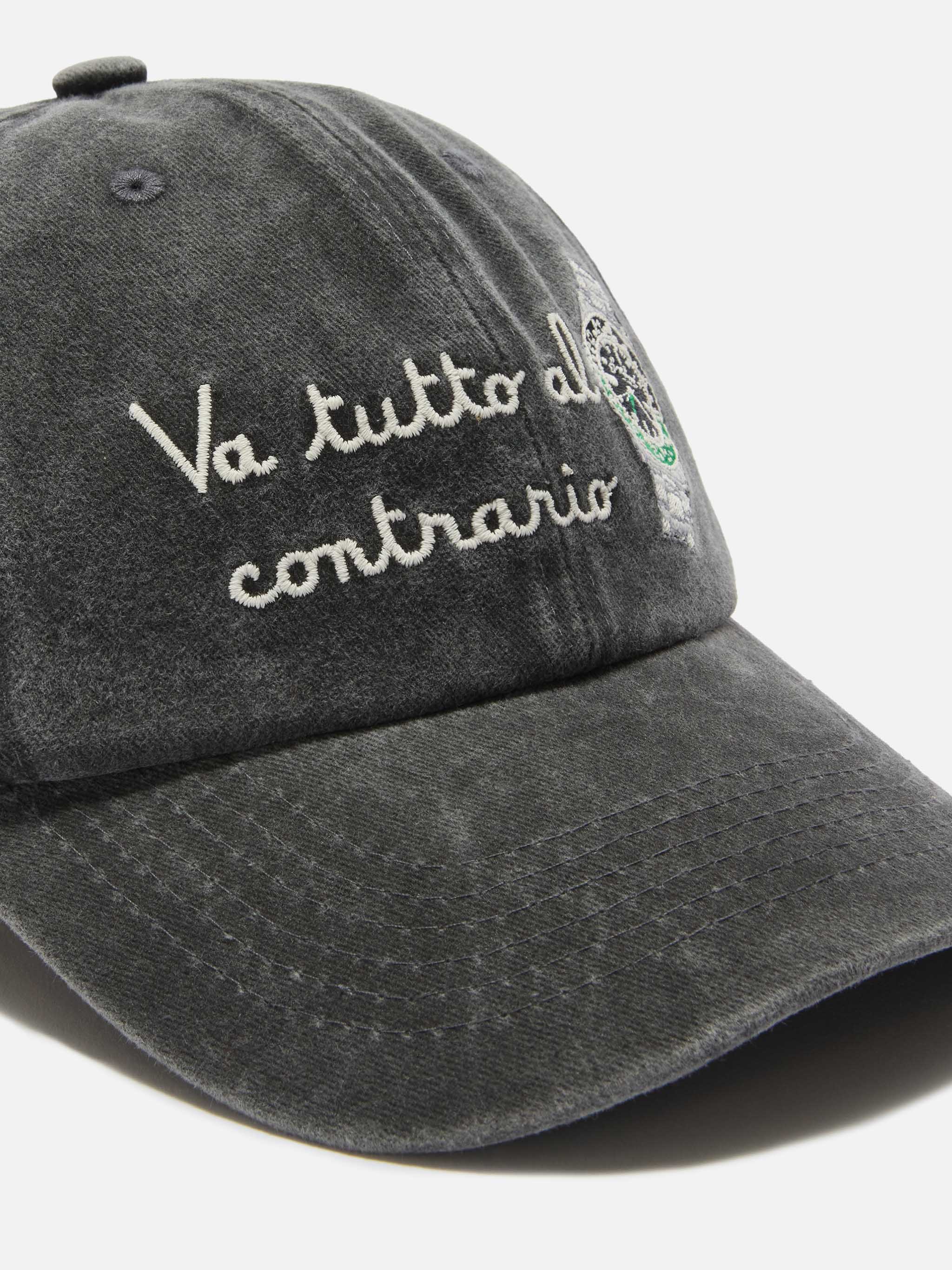 Cappellino Davis con visiera in cotone nero e ricamo Va tutto al contrario - Image 2