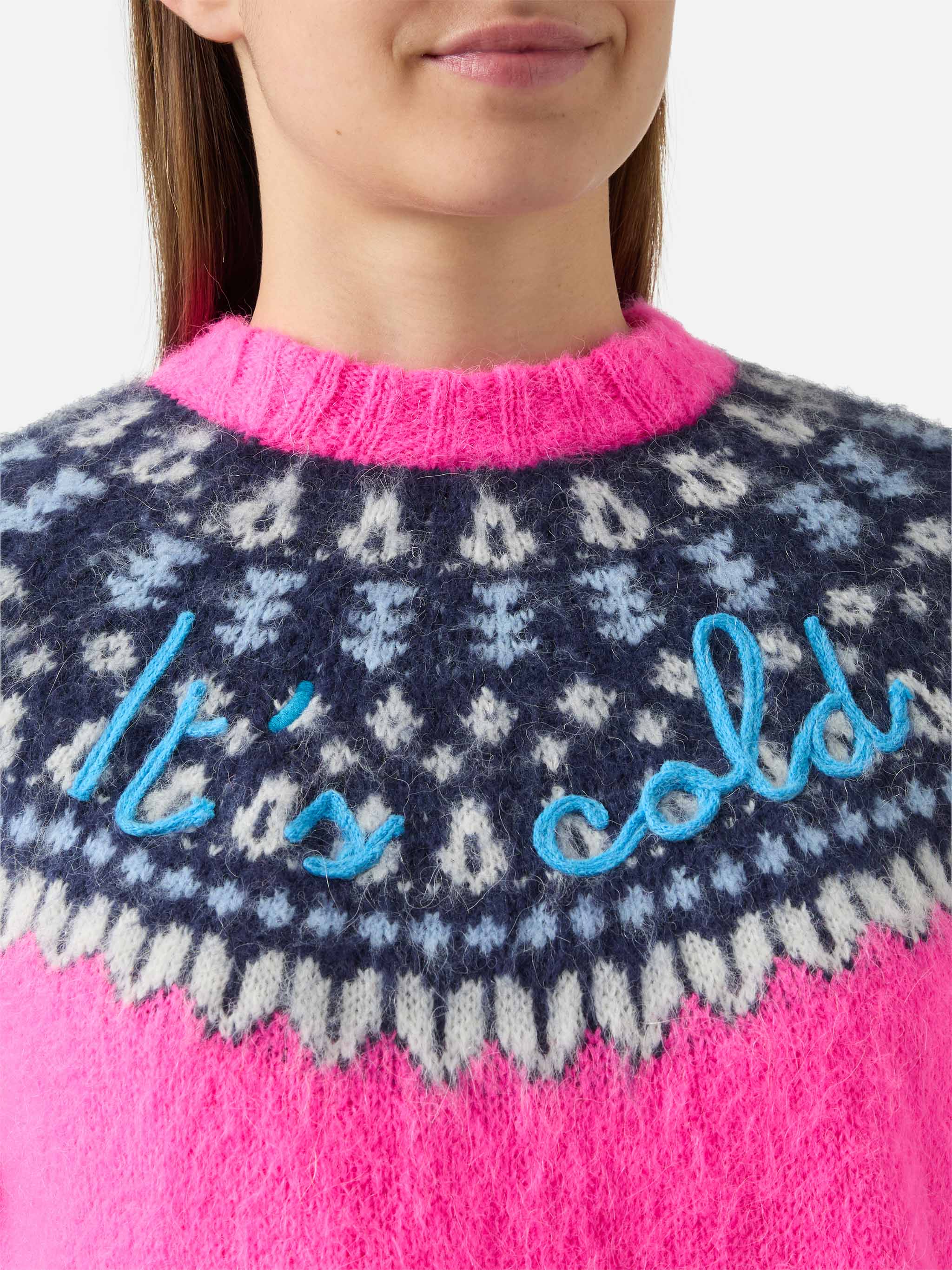 Girocollo Nordic Soft New Queen fucsia fluo con jacquard norvegese e ricamo It’s cold - Image 2