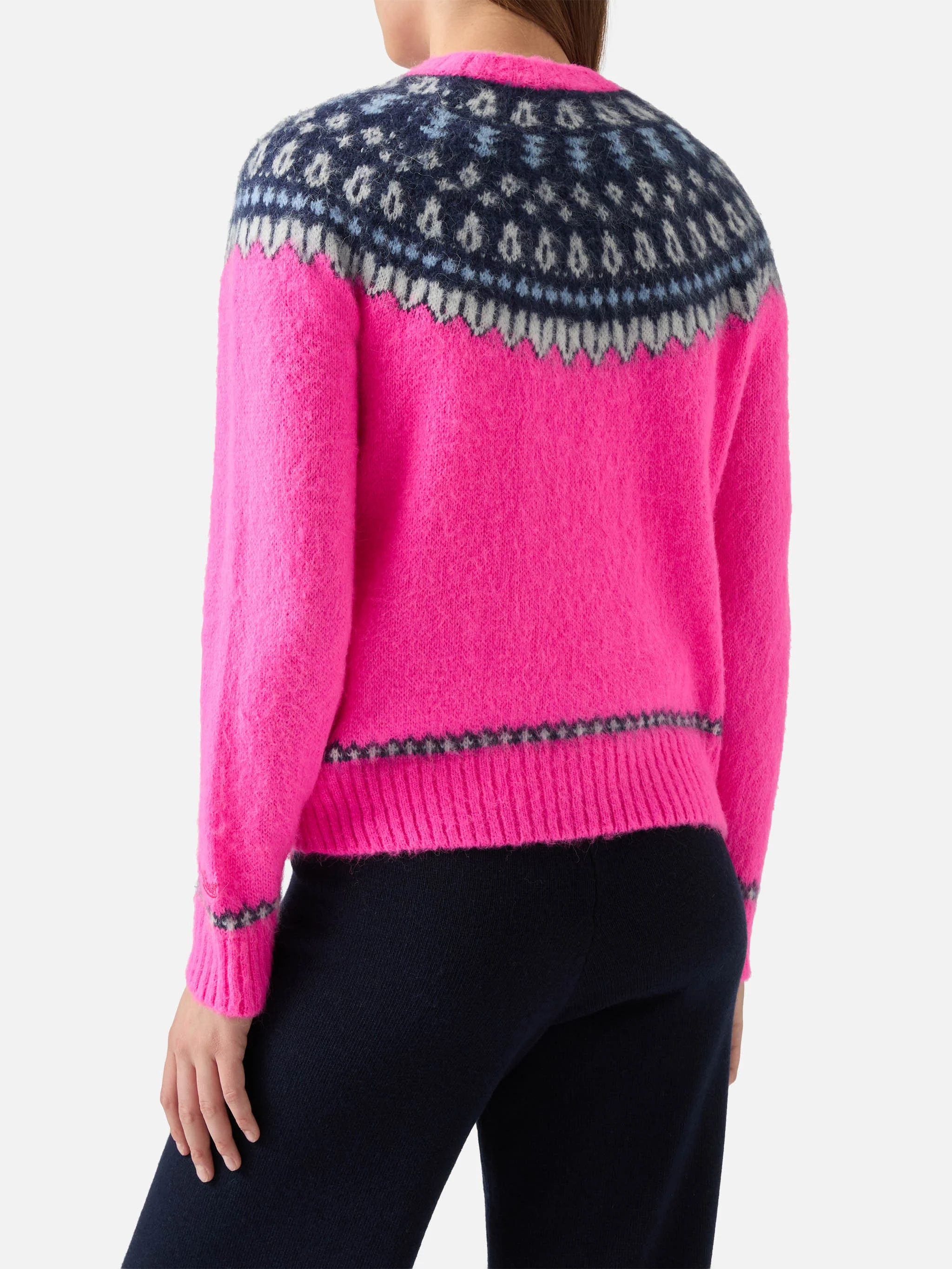 Girocollo Nordic Soft New Queen fucsia fluo con jacquard norvegese e ricamo It’s cold - Image 3