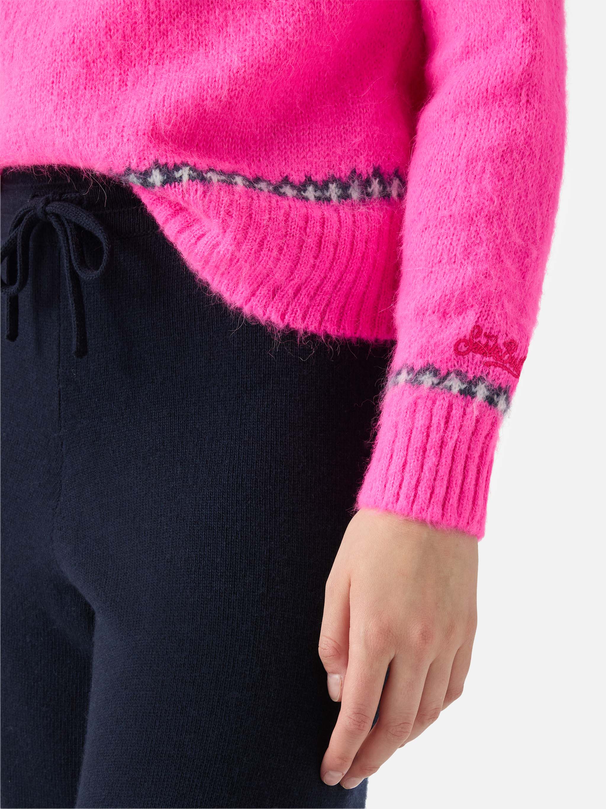 Girocollo Nordic Soft New Queen fucsia fluo con jacquard norvegese e ricamo It’s cold - Image 4