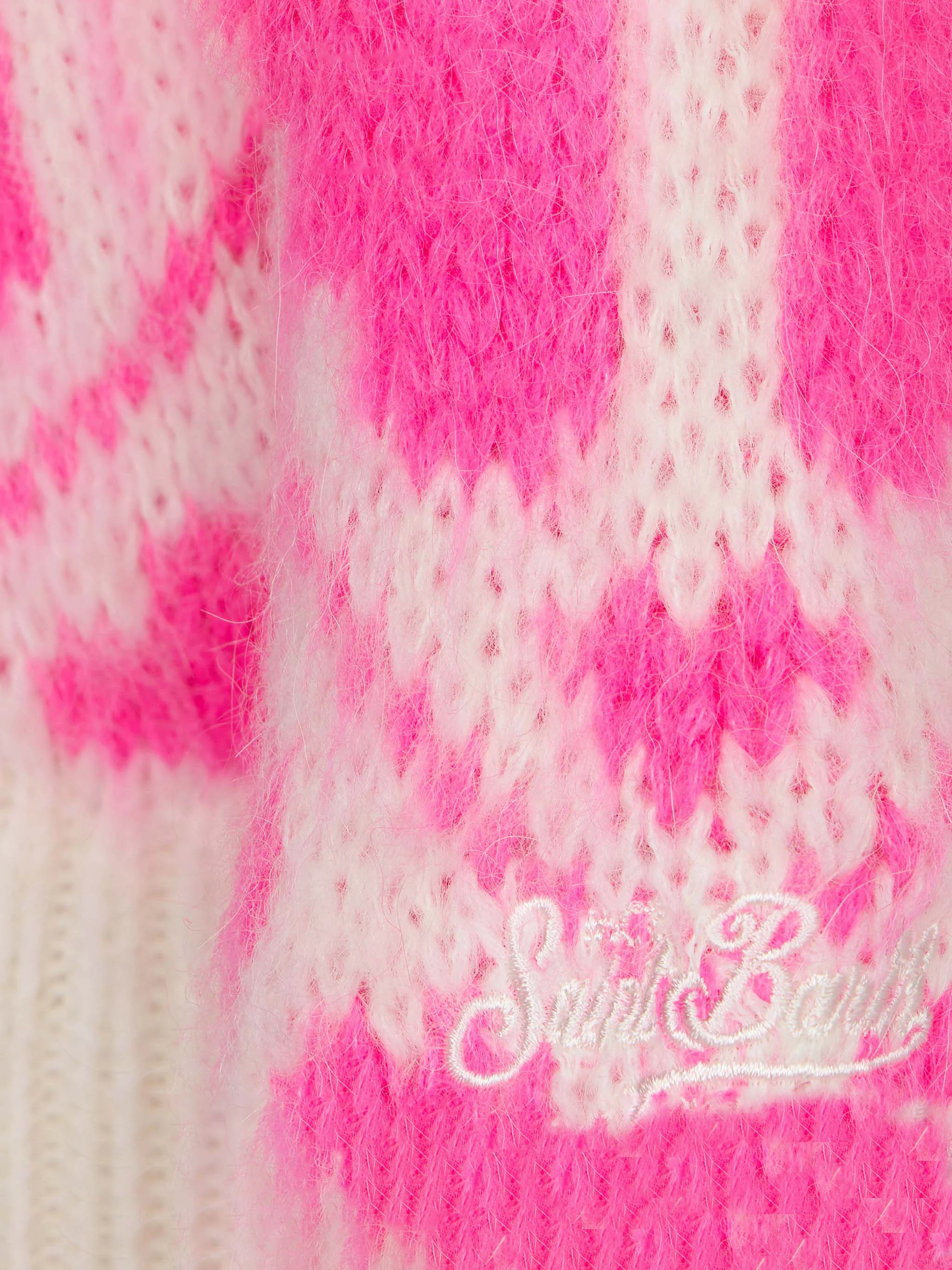 Maglione da bambina girocollo garzato con stampa cuori - Image 3