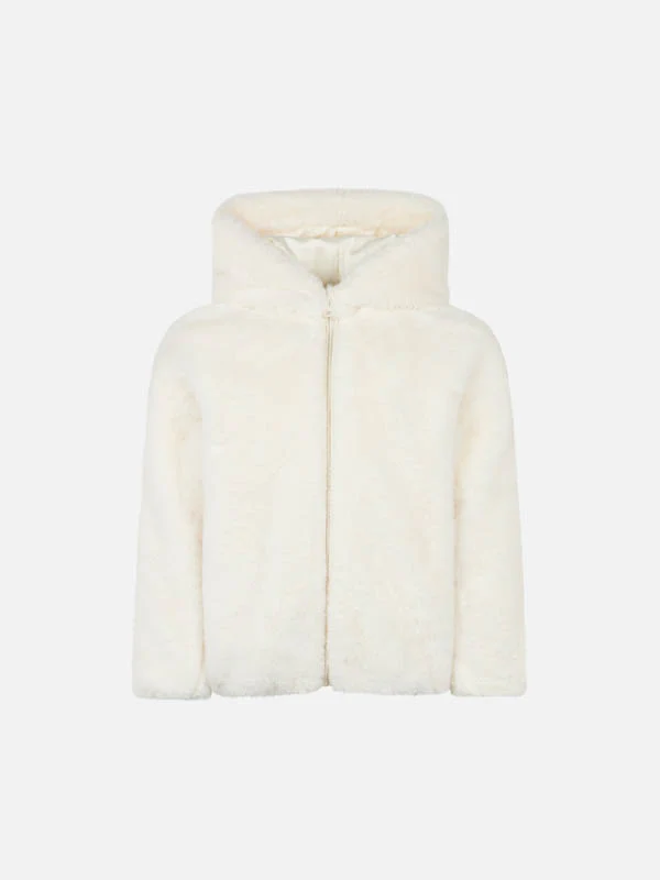 Giacca bianca da bambina con tessuto furry e con ricamo I Love St. Barth - Image 2