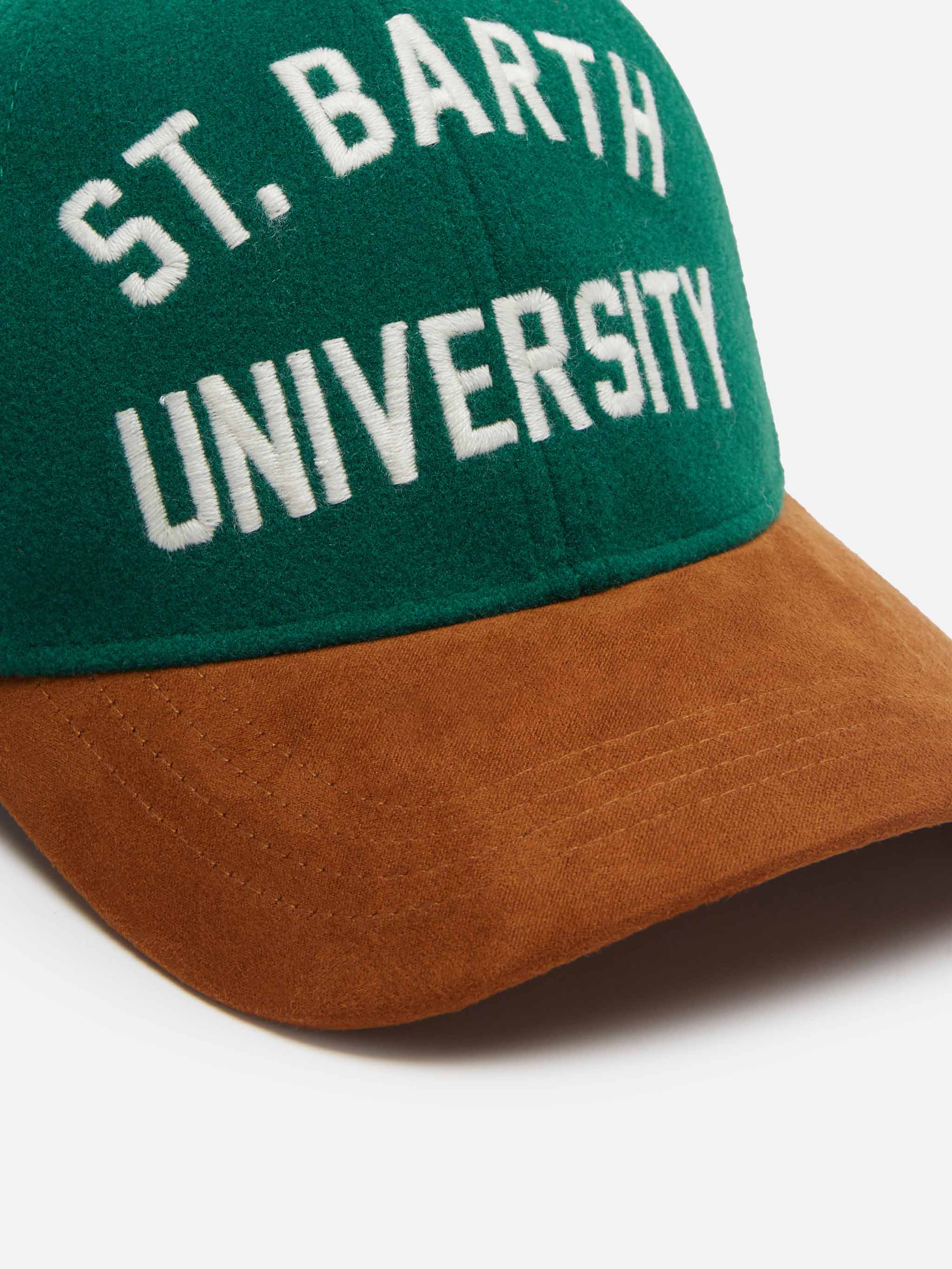 Cappellino da baseball in feltro verde con ricamo della St. Barth University - Image 3