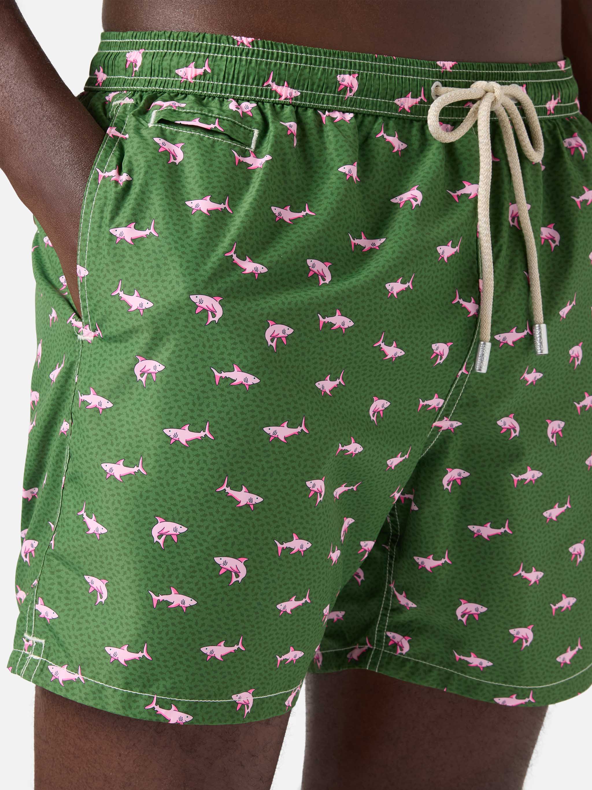 Costume mare Lighting Micro verde con stampa squali rosa a contrasto - Image 4