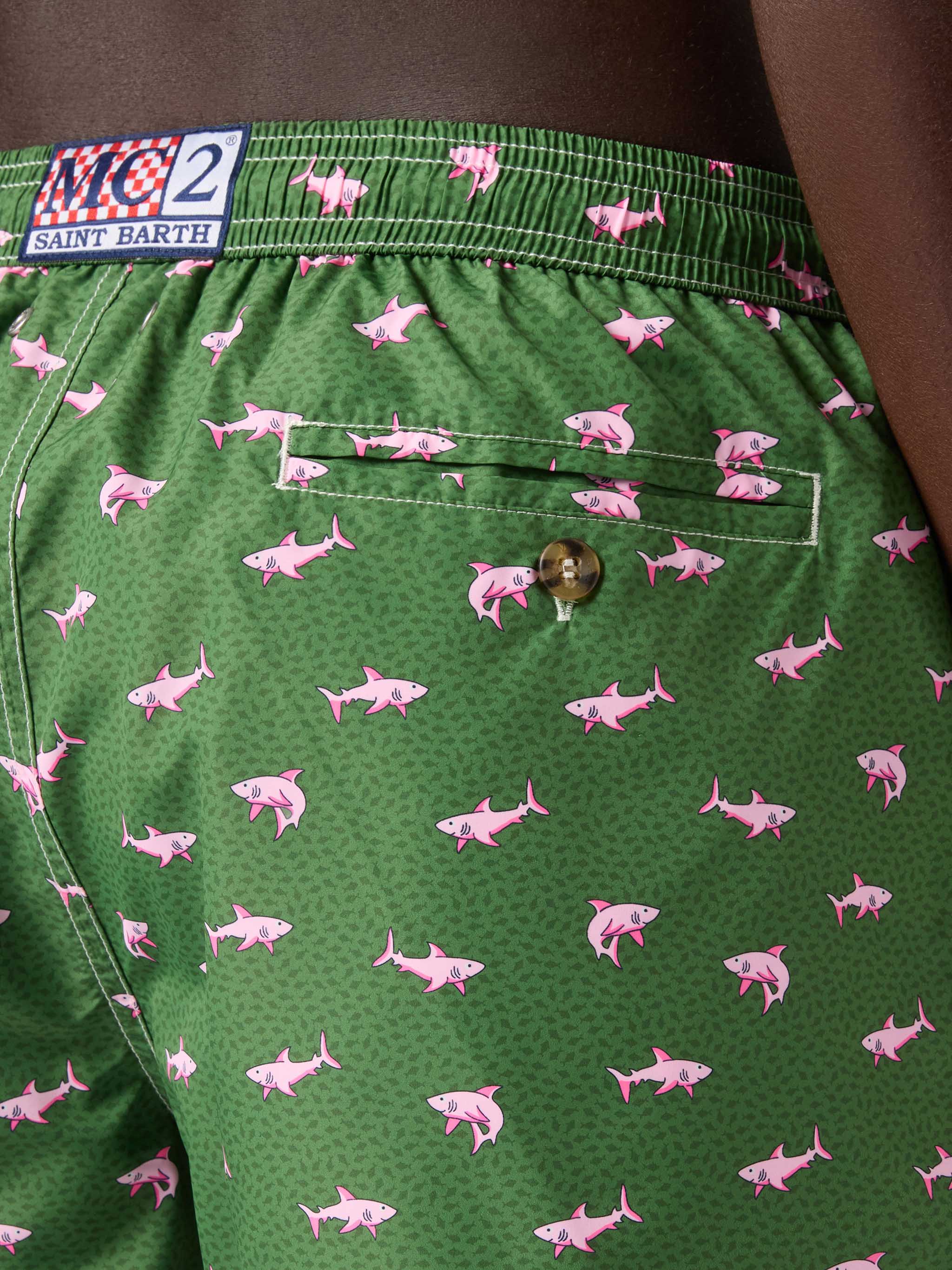 Costume mare Lighting Micro verde con stampa squali rosa a contrasto - Image 6