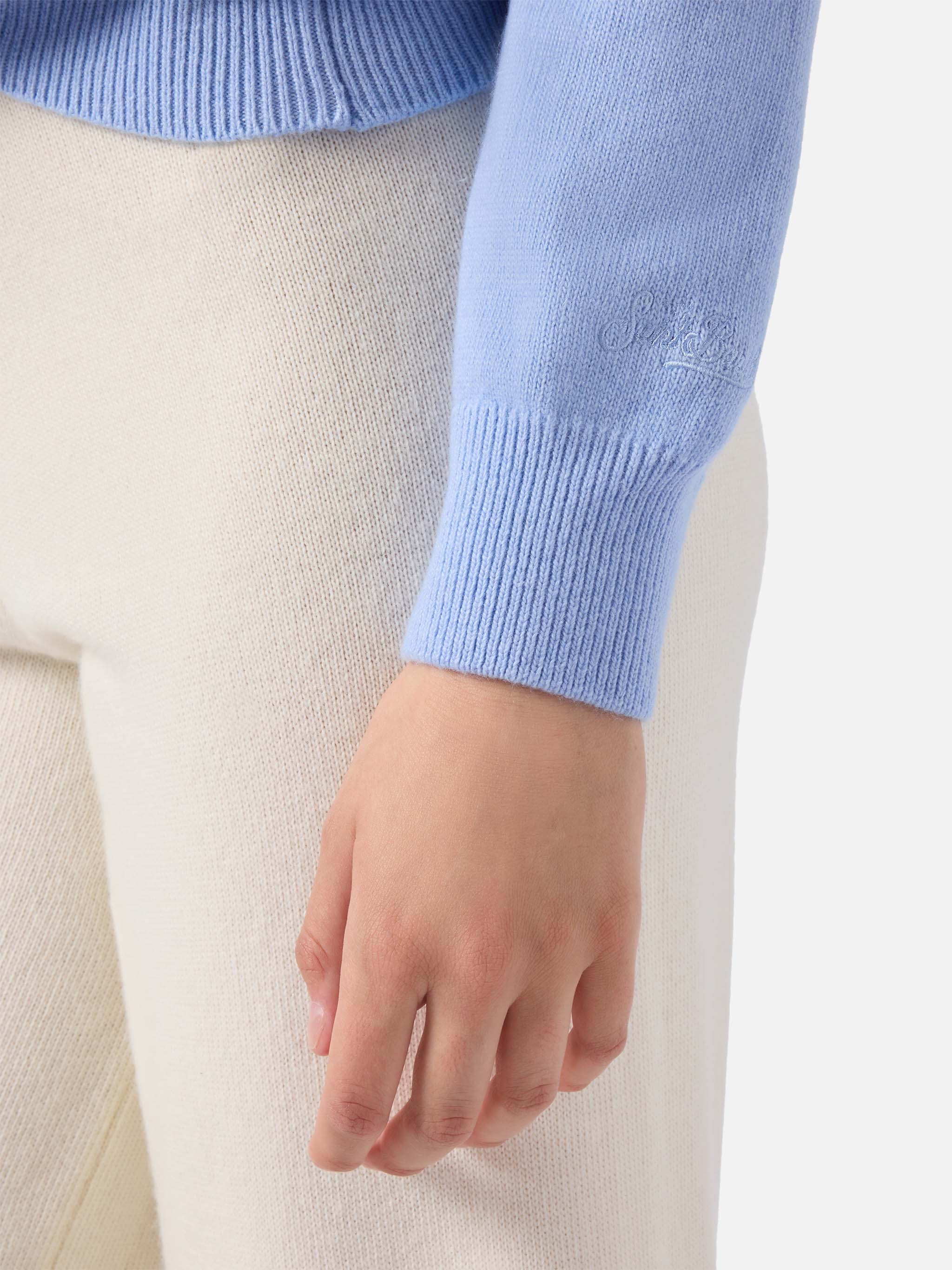 Maglione azzurro New Queen con ricamo Nessuno te l'ha chiesto - Image 4