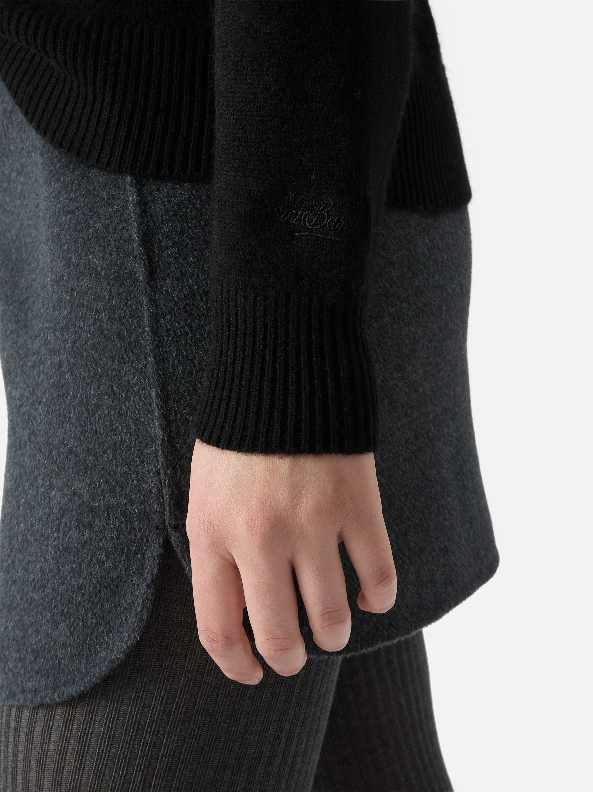 Maglione Louise in cashmere nero con applicazione St. Moritz in strass - Image 4