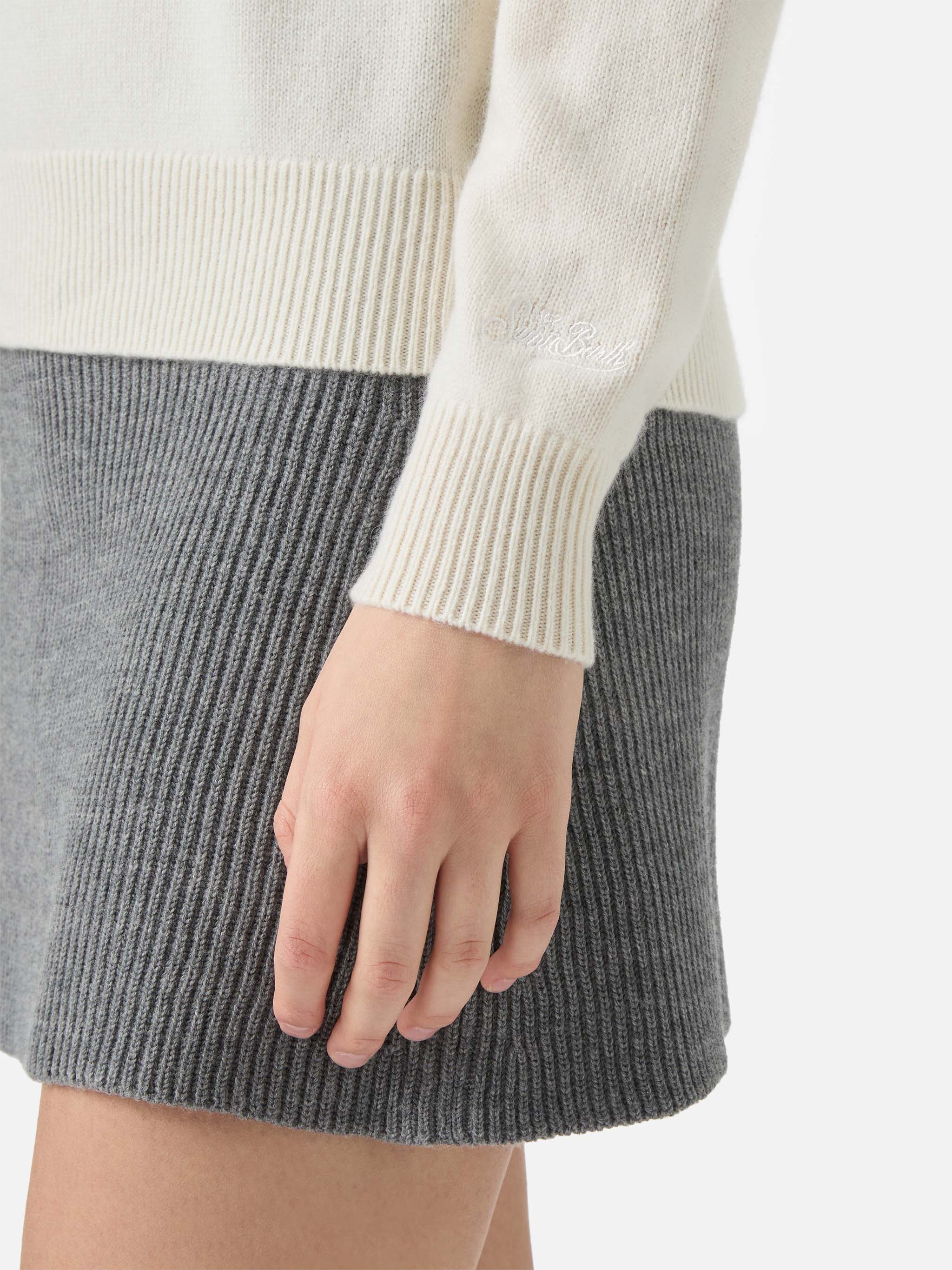 Maglione Louise in cashmere bianco con applicazione St. Moritz in strass - Image 4