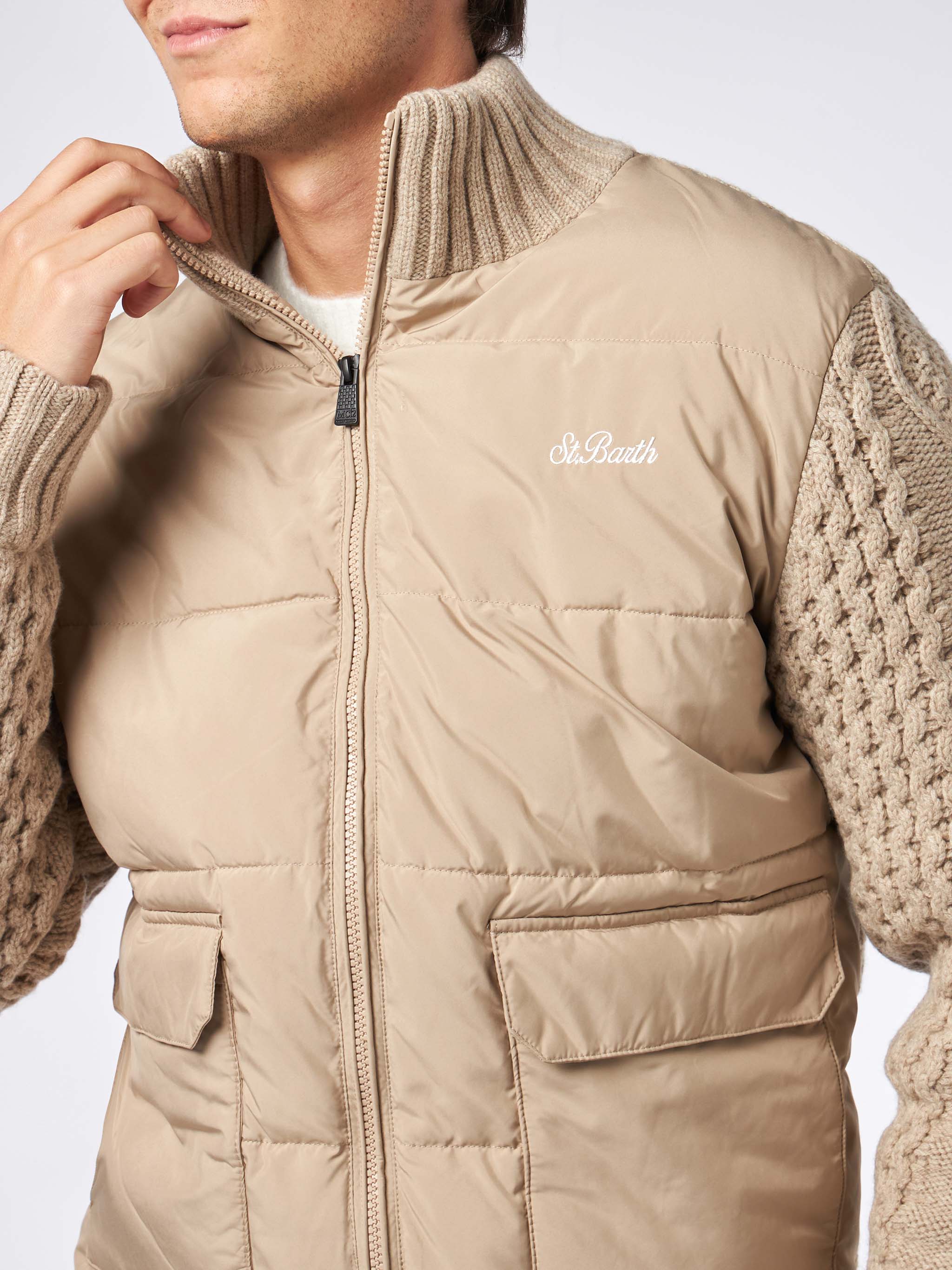 Giacca Whistler trapuntata beige con maniche in maglia intrecciata - Image 3