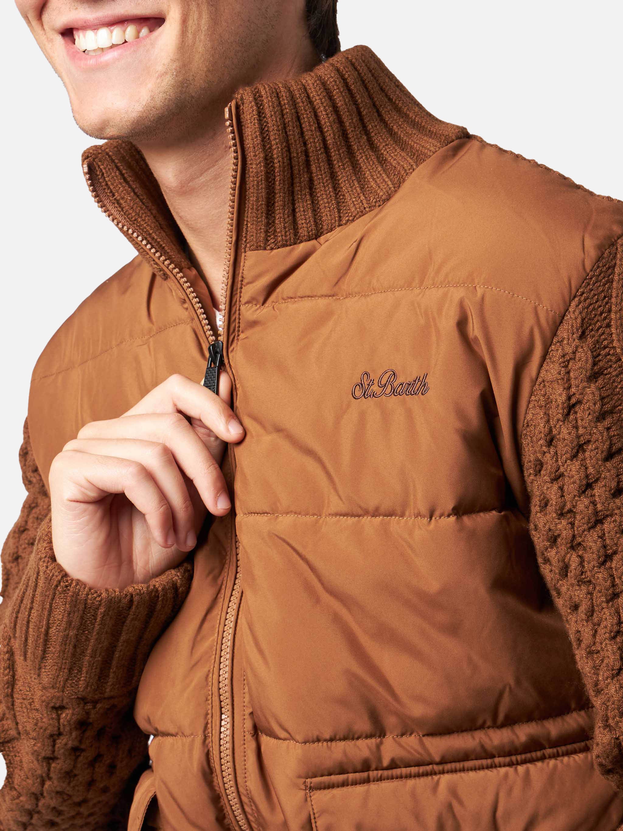 Giacca Whistler trapuntata marrone con maniche in maglia - Image 2