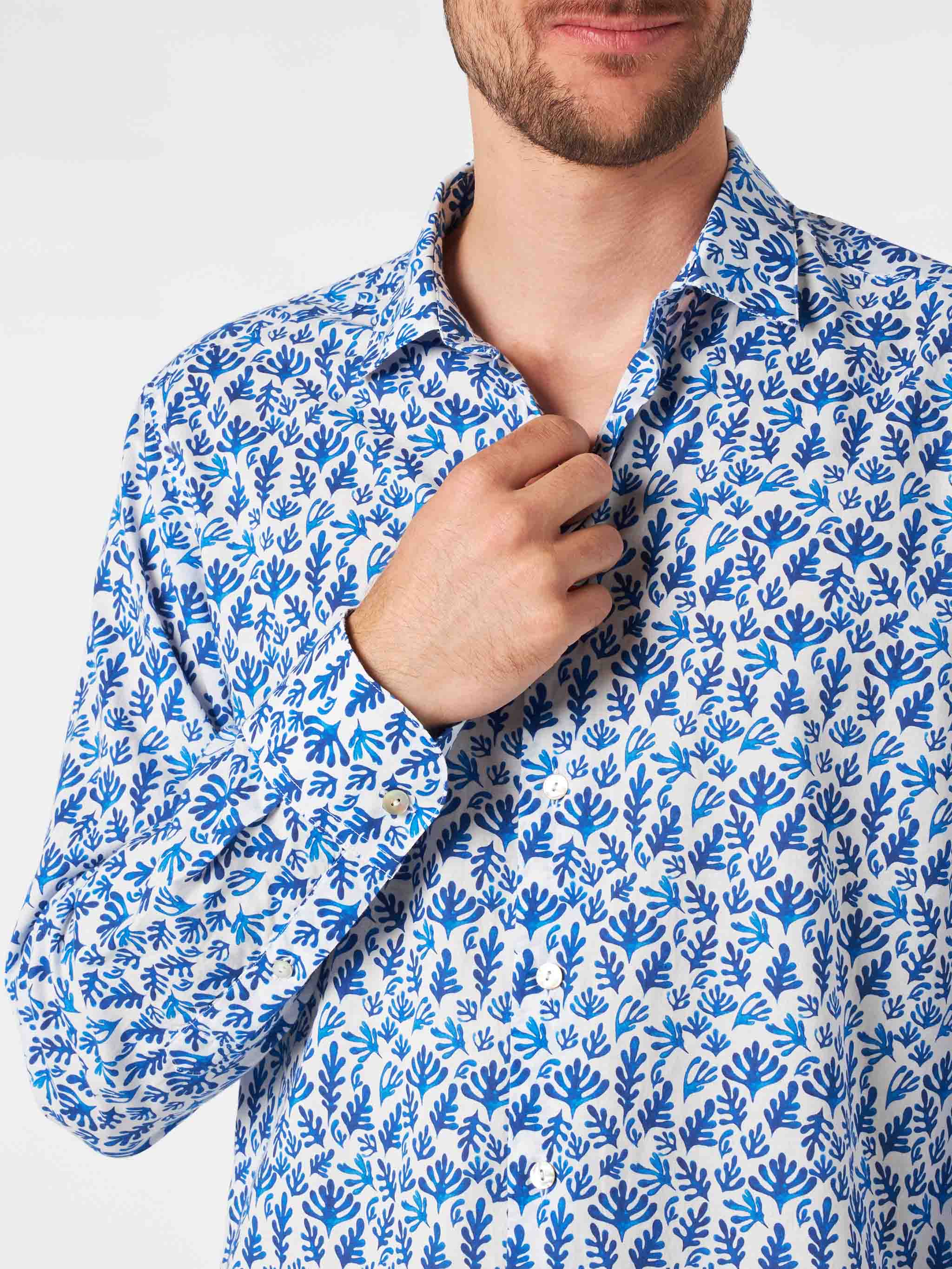 Camicia Sikelia in cotone mussola stampa foglie blu - Image 3