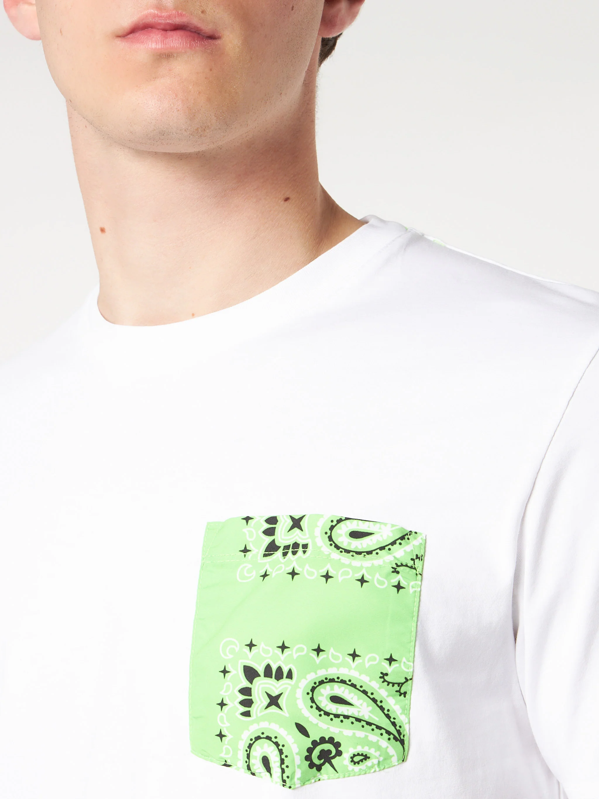 T-shirt da uomo in cotone con taschino bandana verde - Image 2