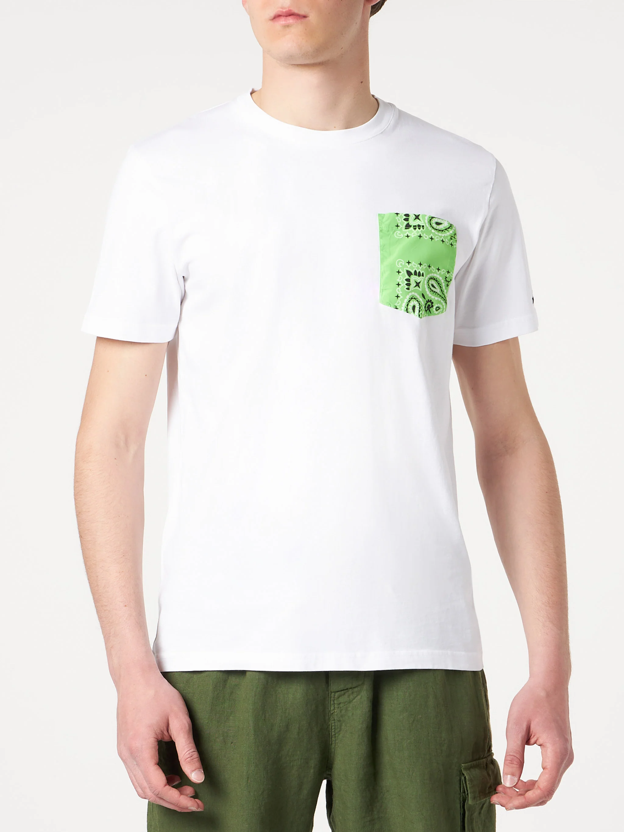 T-shirt da uomo in cotone con taschino bandana verde - Image 3