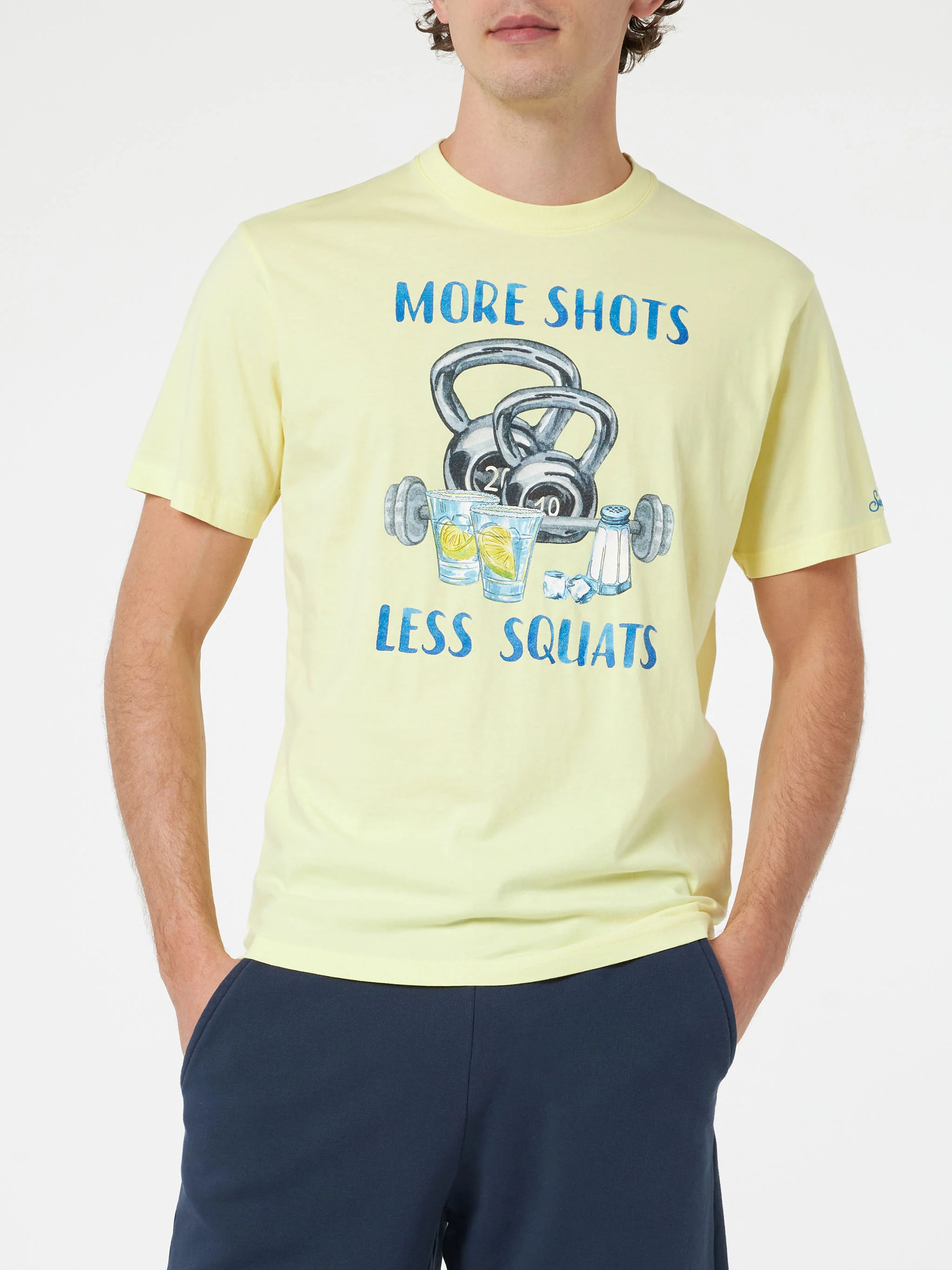 T-shirt  stampa More Shots Less Squats giallo - Image 2