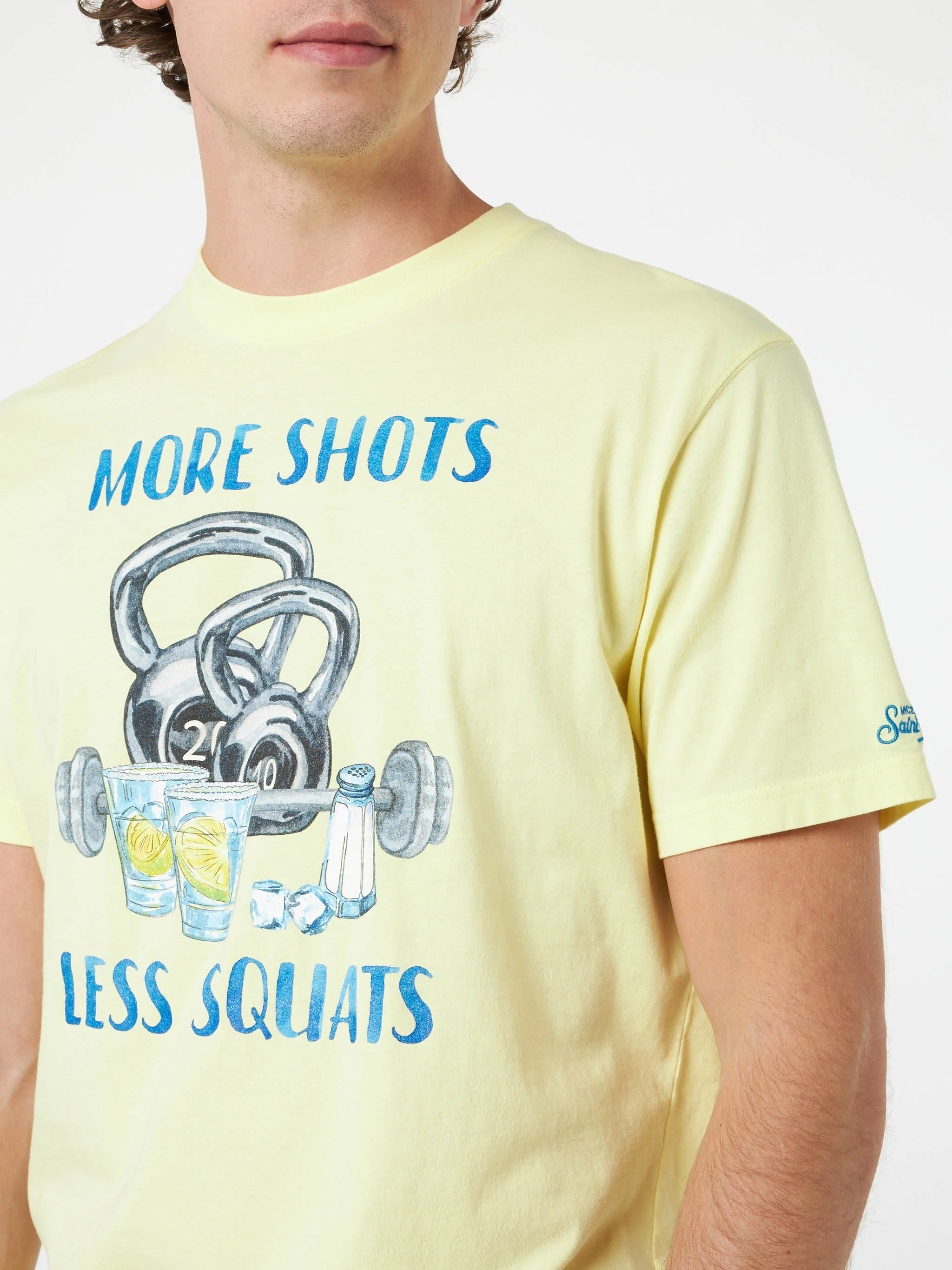 T-shirt  stampa More Shots Less Squats giallo - Image 3