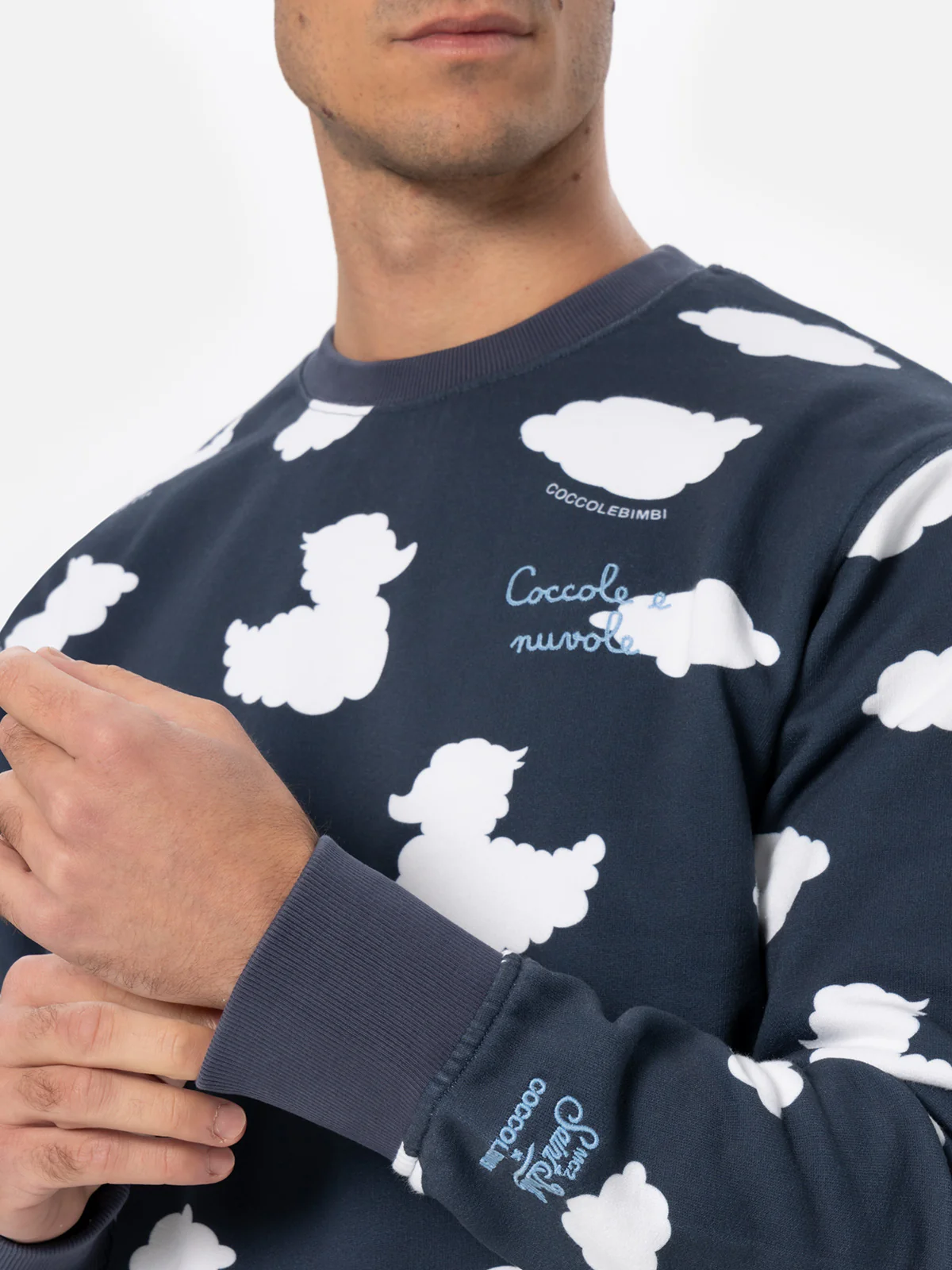 Felpa girocollo blu con ricamo Coccole e nuvole | EDIZIONE SPECIALE COCCOLEBIMBI - Image 2