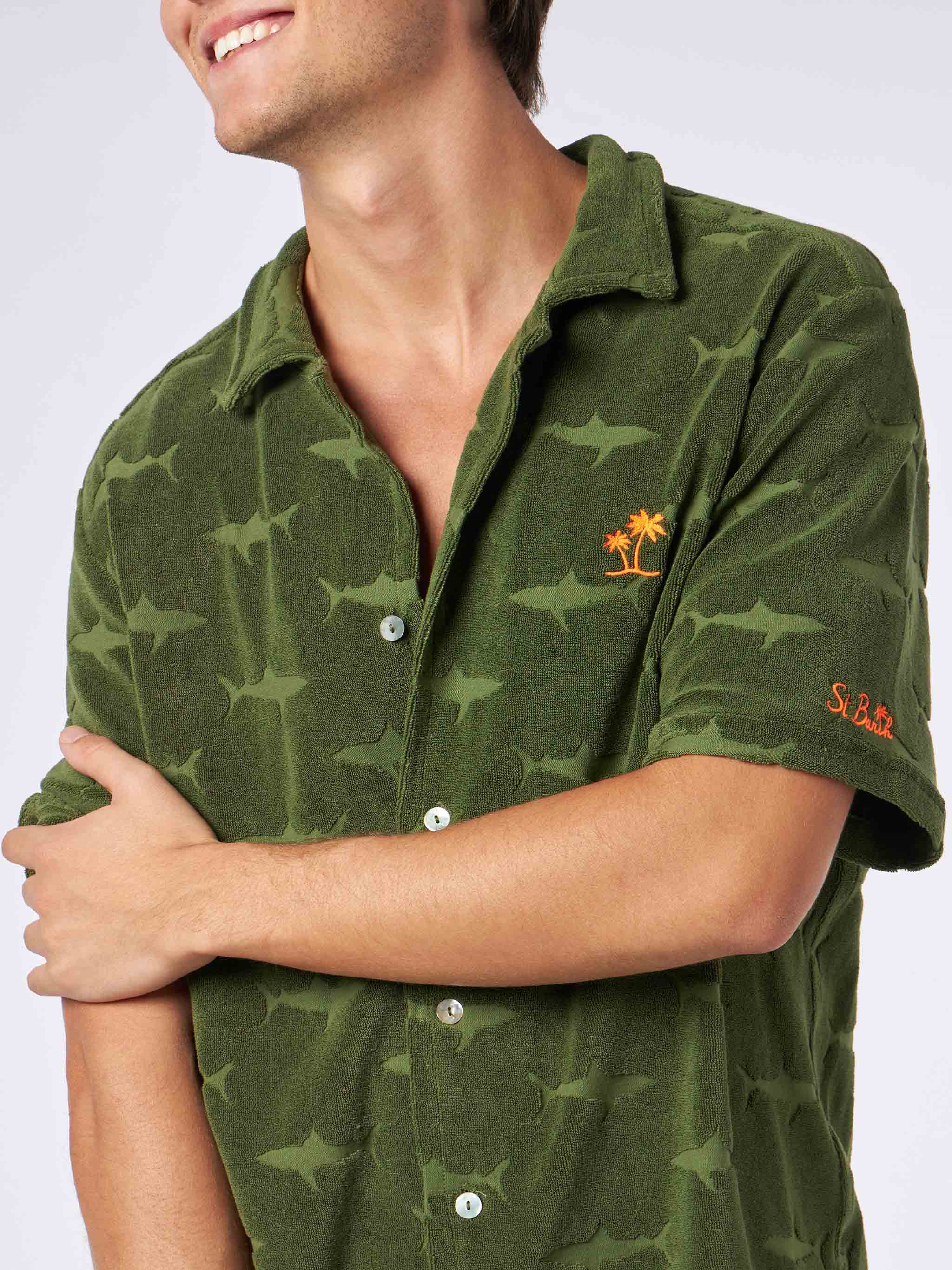 Camicia Riviera in spugna verde militare con motivo squali - Image 3