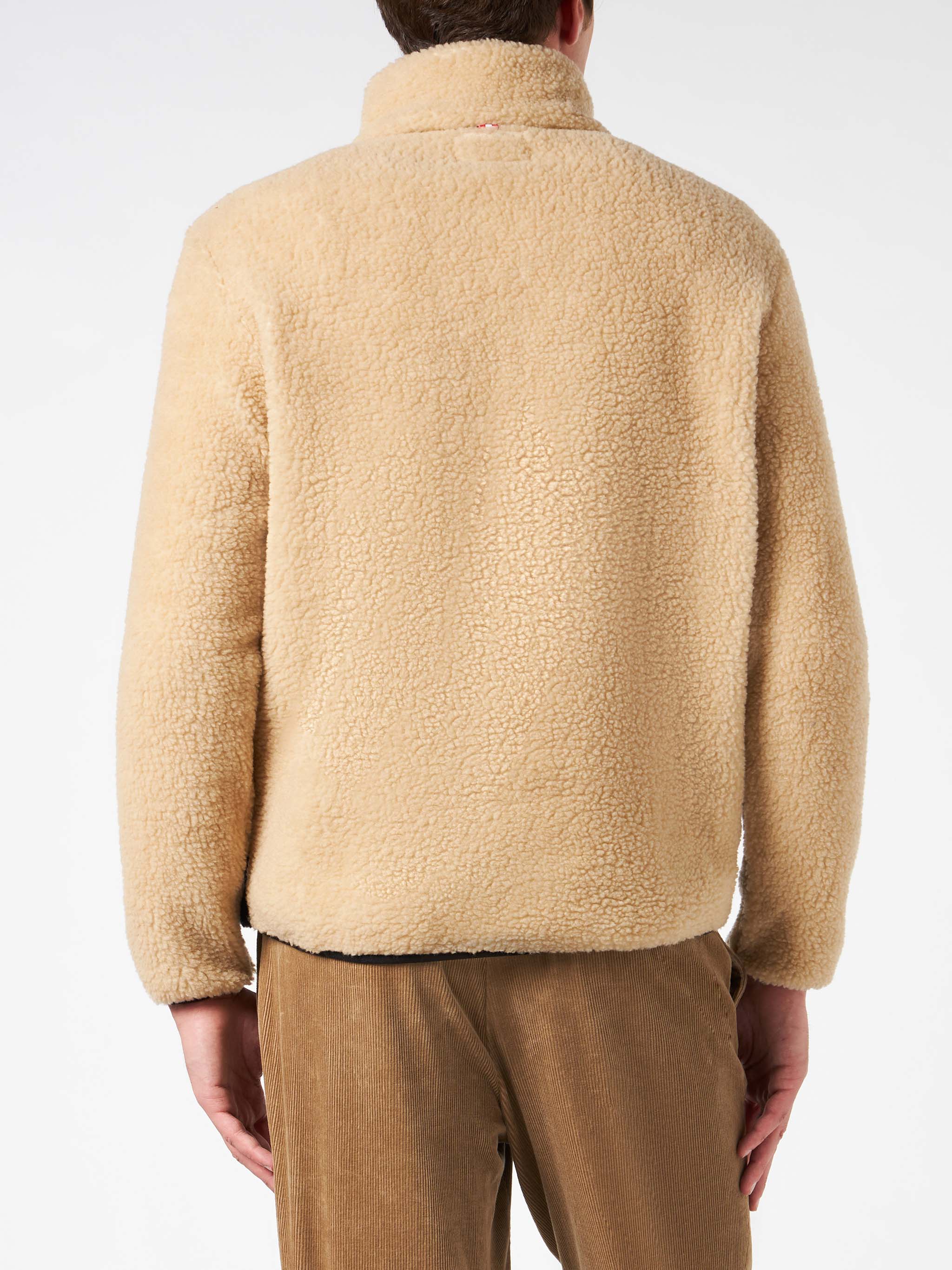 Giacca sherpa Polar con stampa montagne sfumate e patch - Image 3