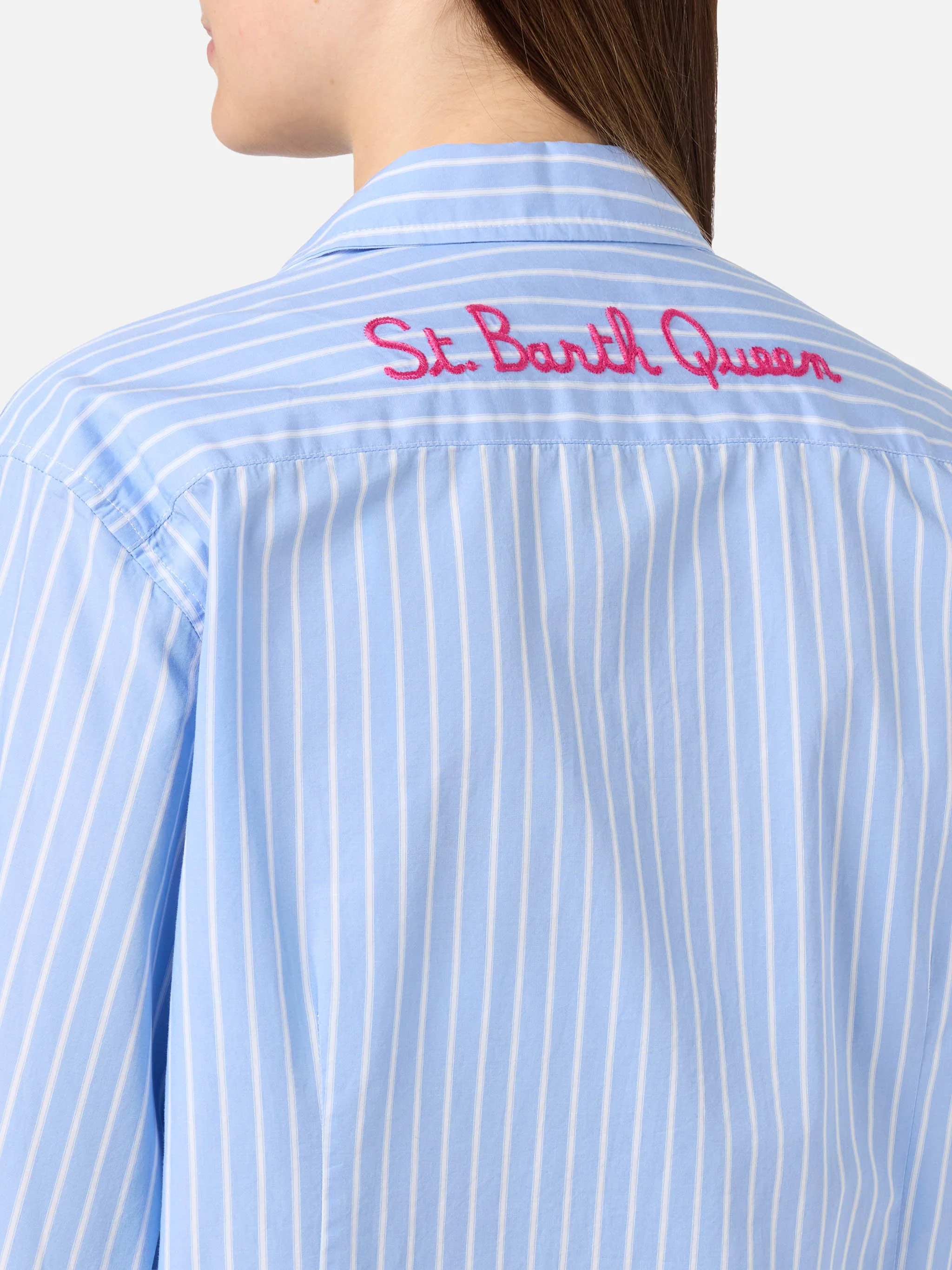 Camicia Meredith in cotone a righe azzurre con ricamo St. Barth Queen - Image 2