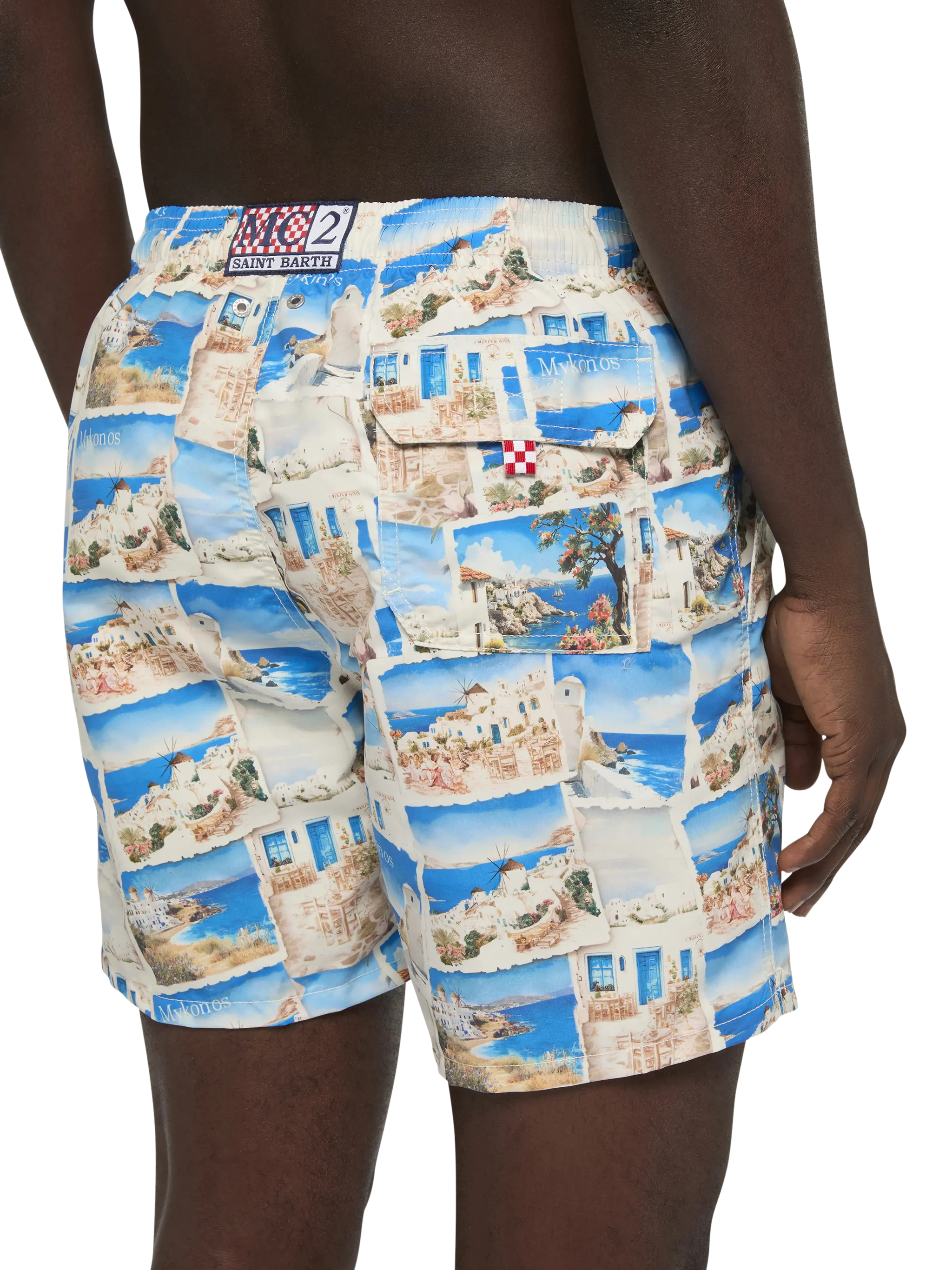 Costume mare lunghezza media Gustavia con stampa cartolina Mykonos | AI CO-CREATED DESIGN BY RICKDICK - POWERED BY RED-EYE - Image 6
