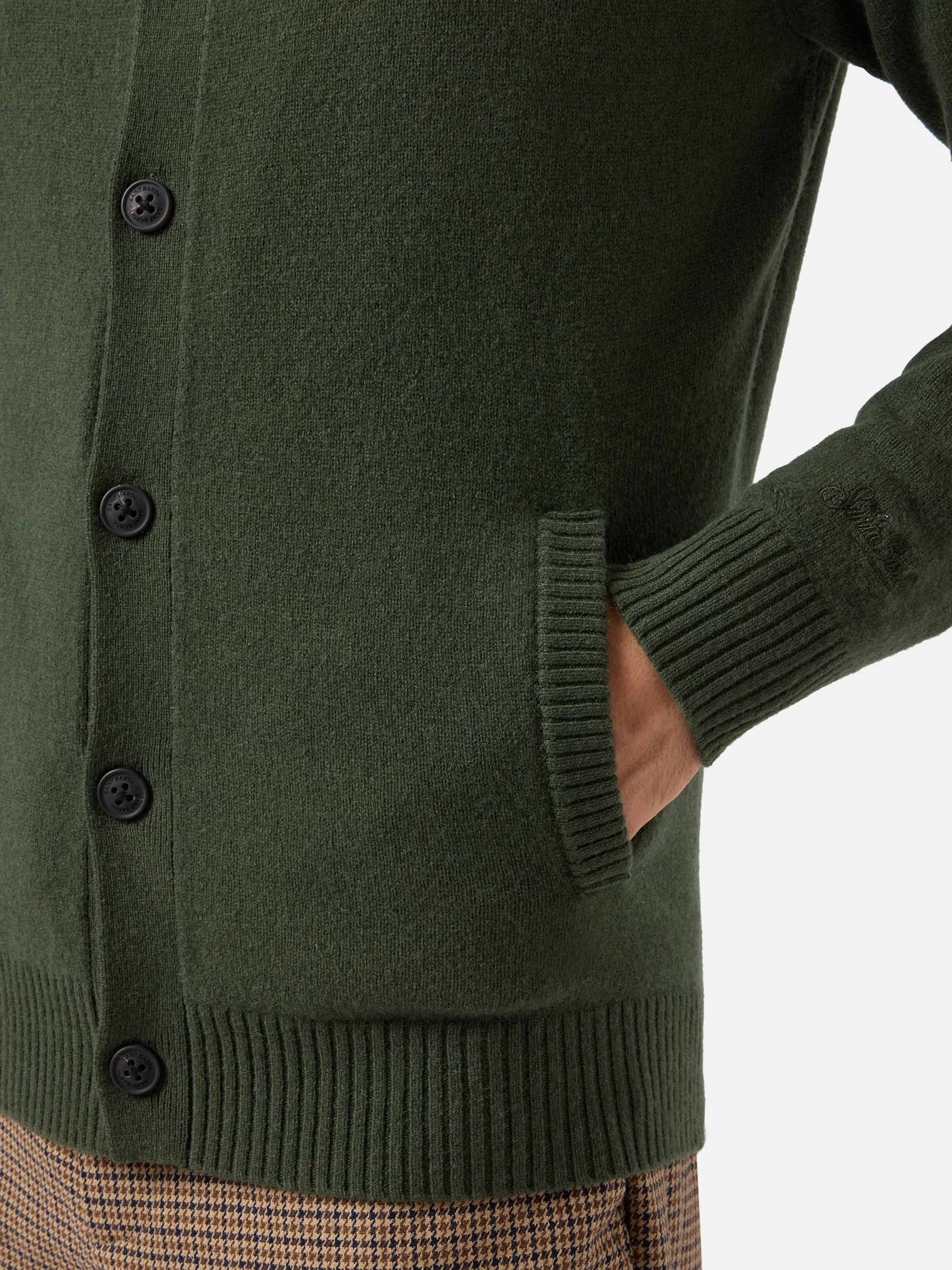 Cardigan Galway in 100% lambswool verde militare - Image 4