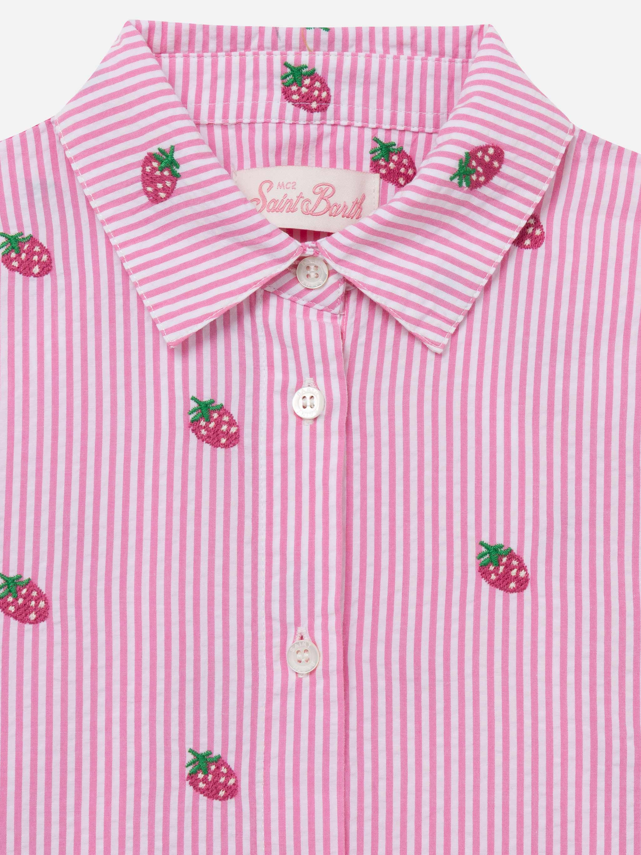 Camicia Mini Brigitte in seersucker a righe rosa con ricamo fragole - Image 3
