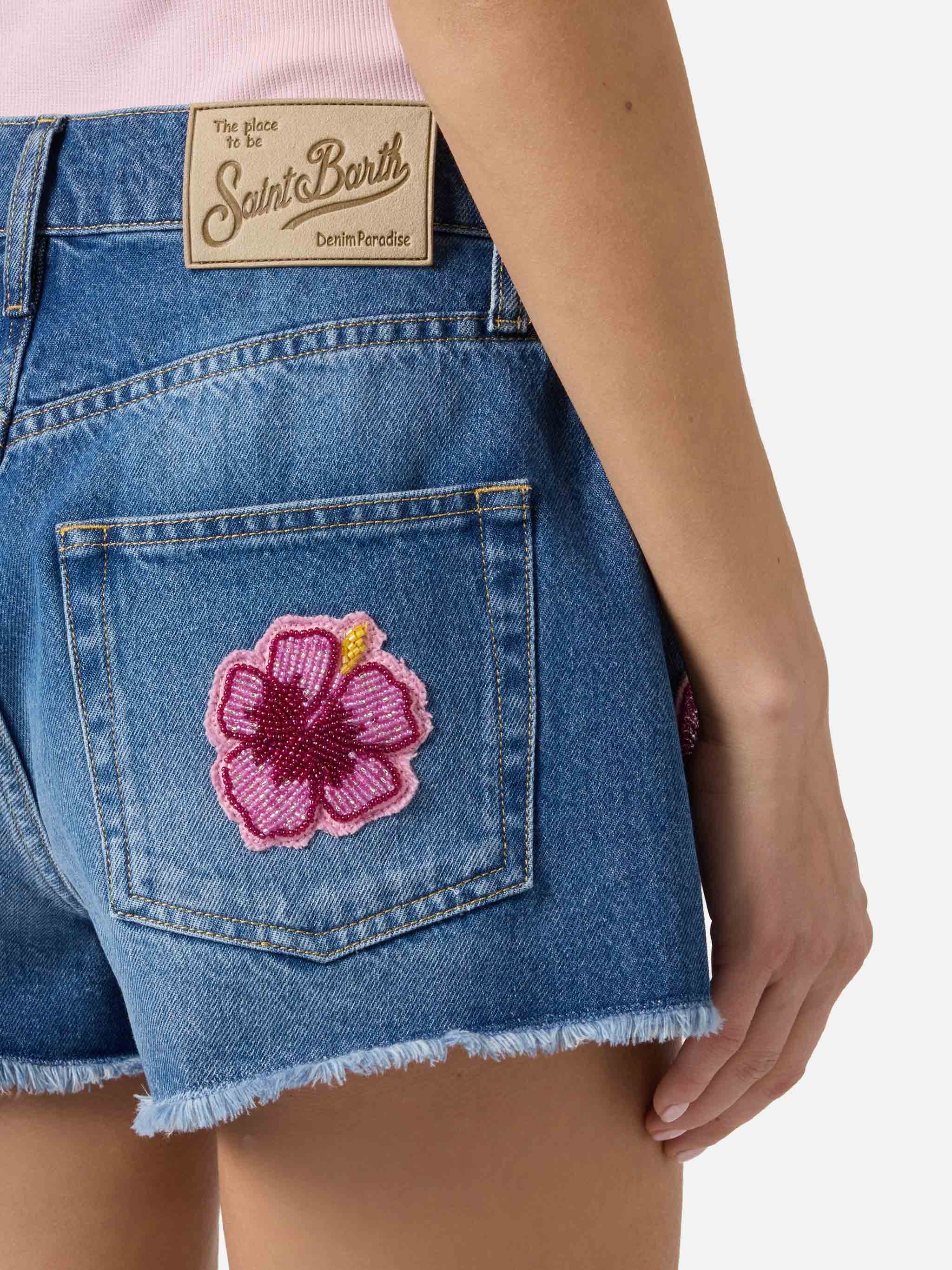 Shorts Musa in denim con patch floreali ricamate - Image 2