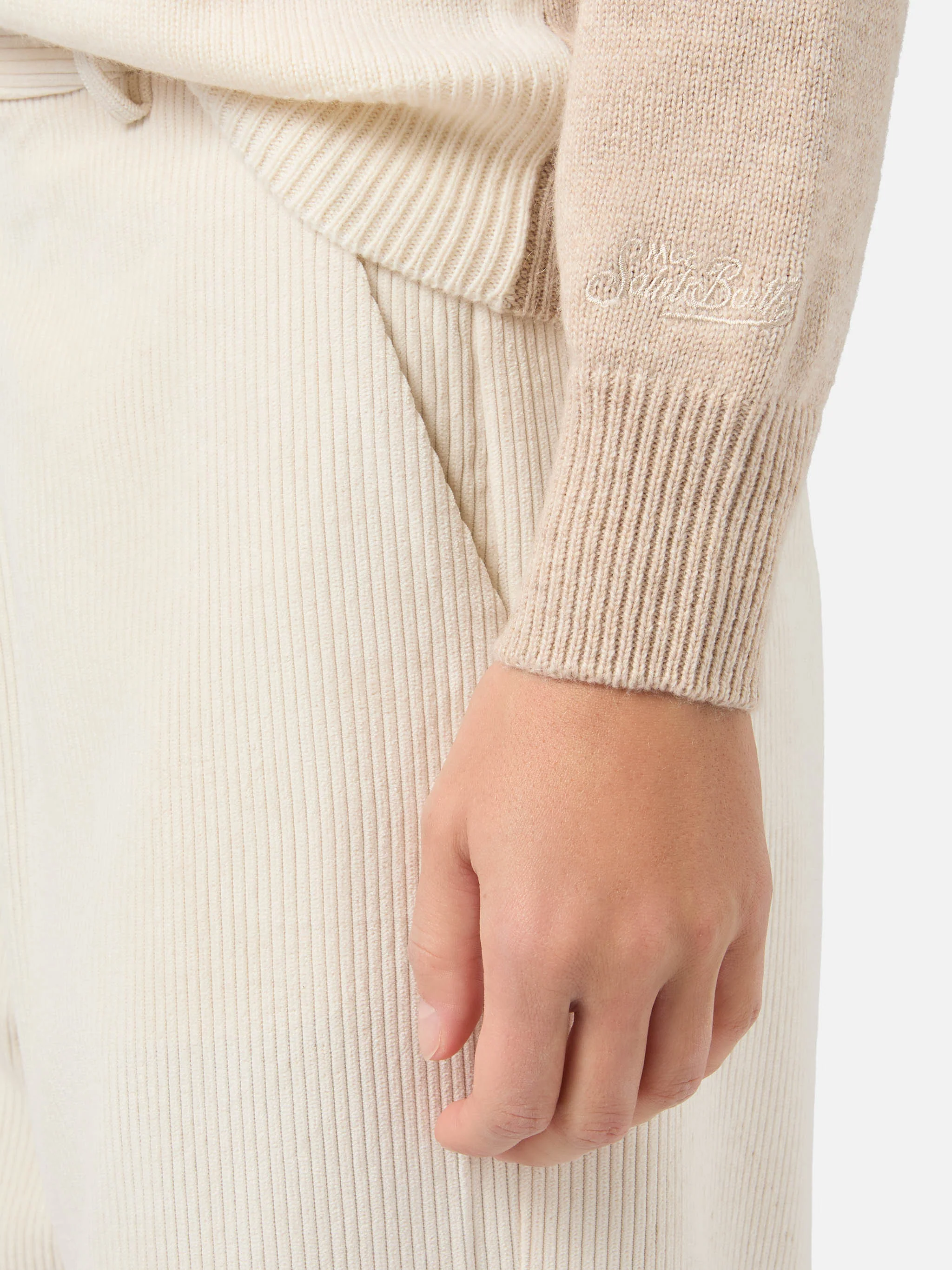 Maglione New Queen in misto cashmere beige con jacquard cartolina Courma - Image 4