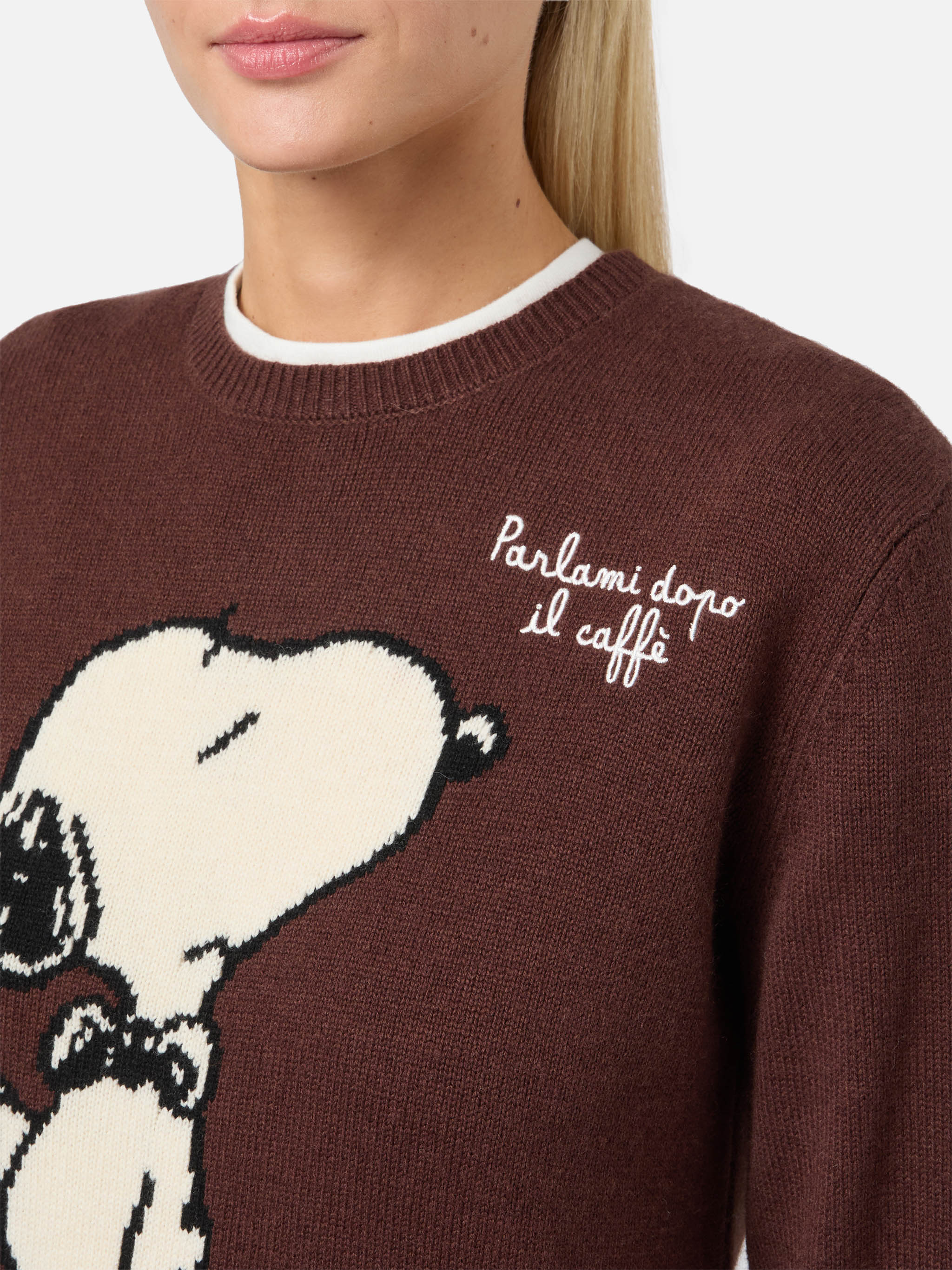 Maglione New Queen in misto cashmere marrone con jacquard Snoopy e ricamo | PEANUTS SPECIAL EDITION - Image 2
