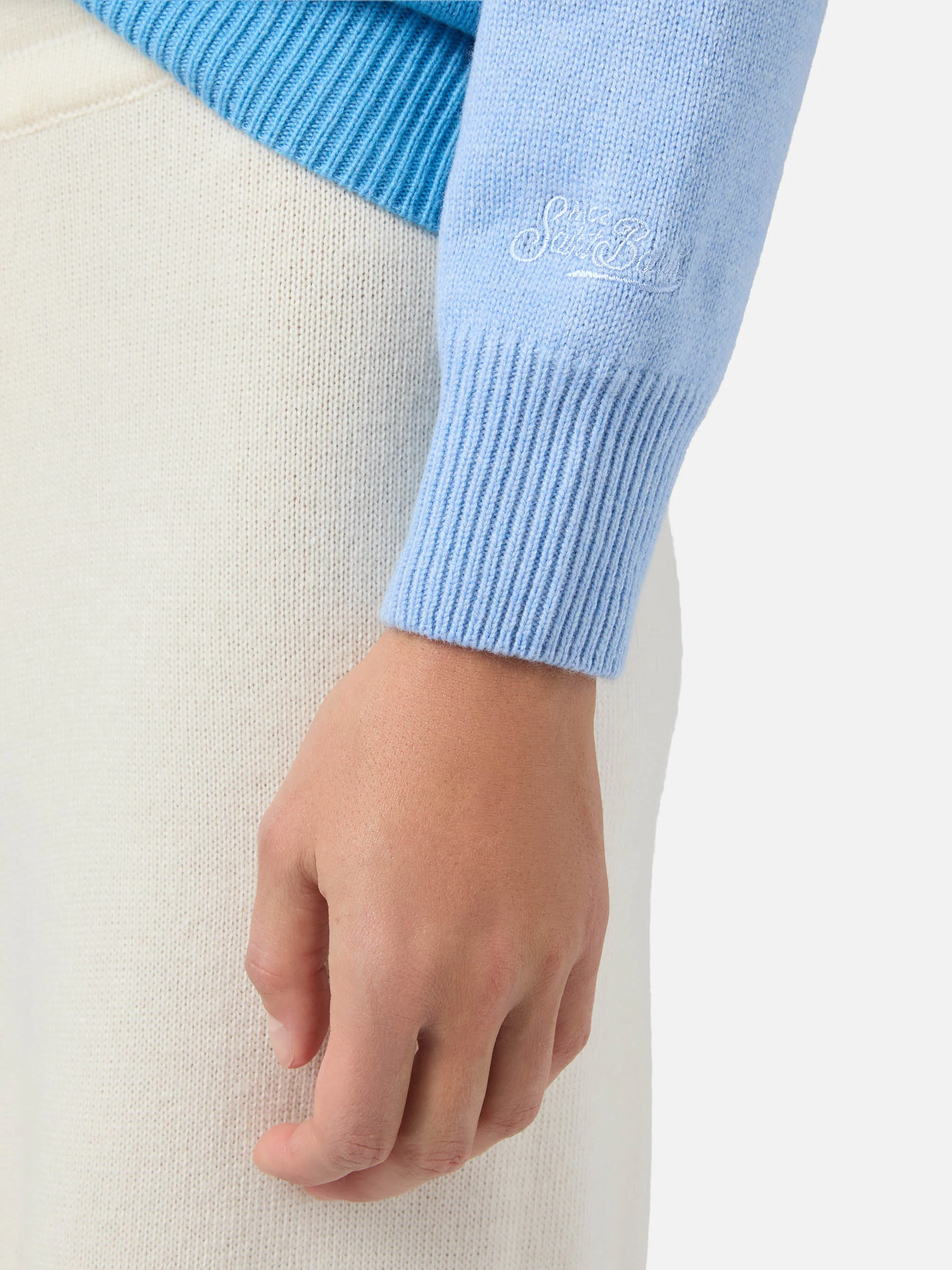 Maglione New Queen in misto cashmere azzurro con jacquard cartolina Campiglio - Image 4