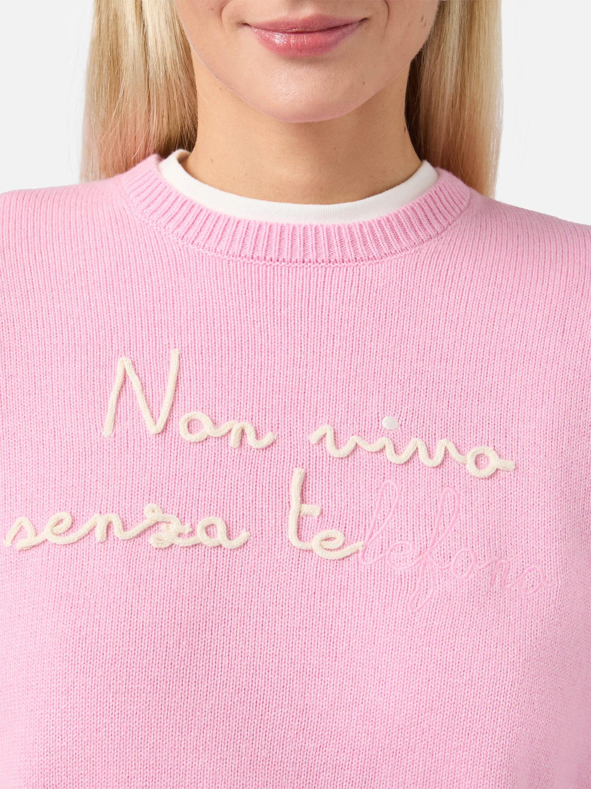 Maglione New Queen in misto cashmere rosa con ricamo Non vivo senza te(lefono) - Image 2