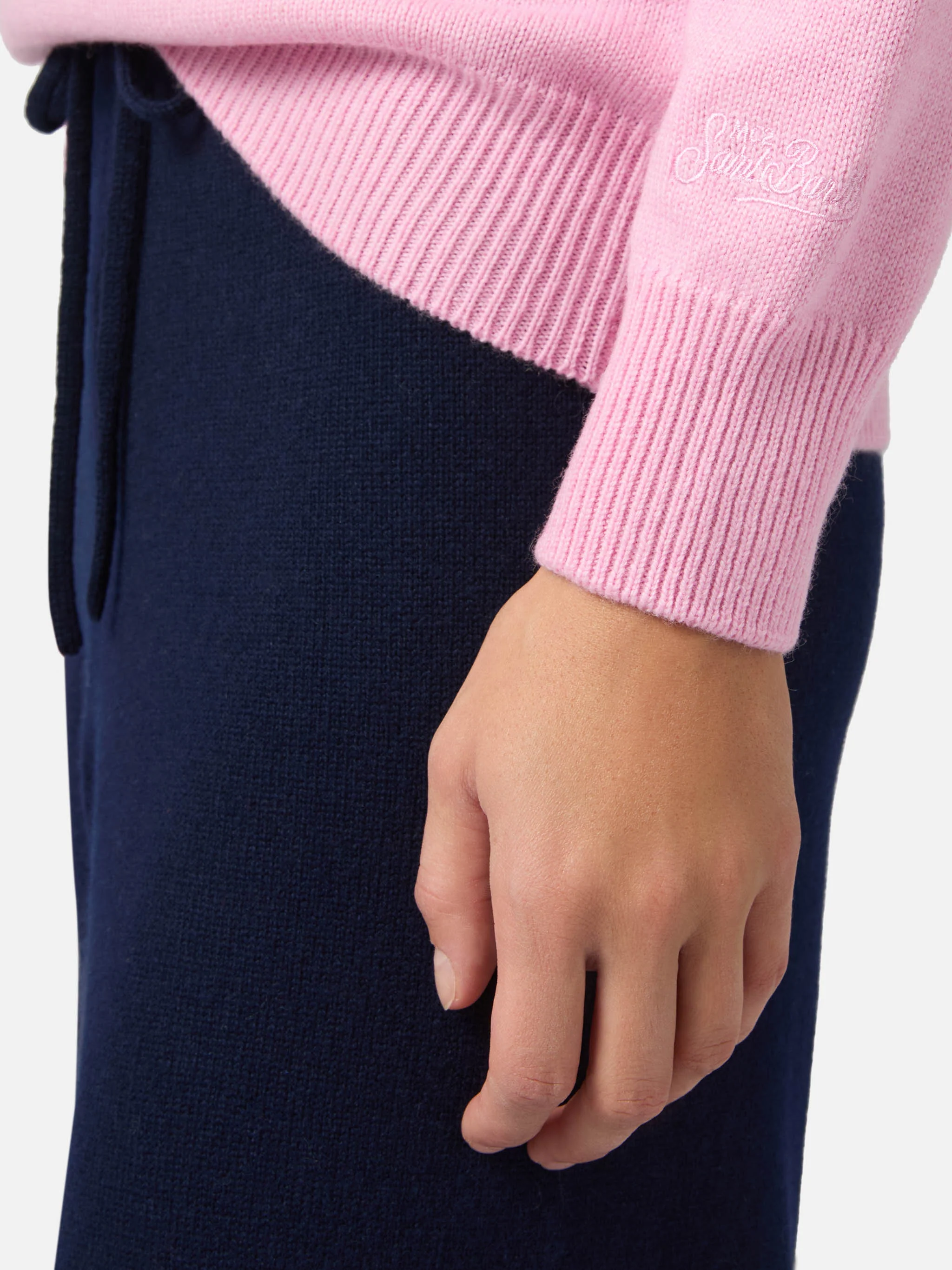 Maglione New Queen in misto cashmere rosa con ricamo Non vivo senza te(lefono) - Image 4