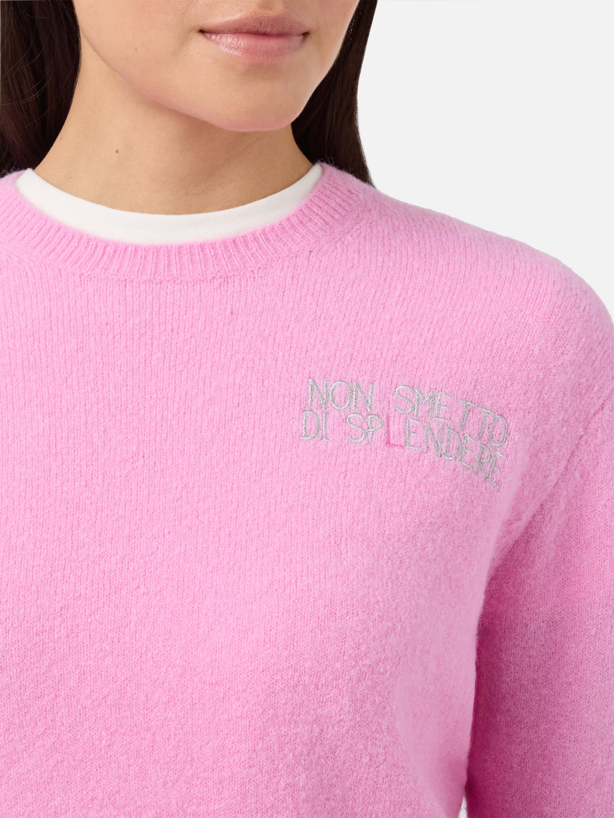 Maglia elasticizzata New Queen in misto lana merino e alpaca rosa con ricamo Non smetto di sp(l)endere - Image 2